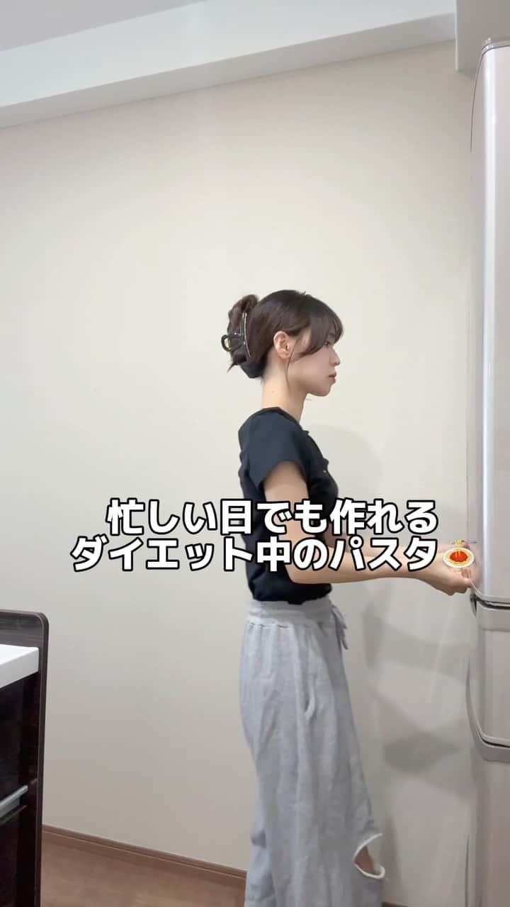 トレぴなのインスタグラム：「すぐ作れるように"保存" 忙しい日でも作れる😭🙌 ダイエット中のパスタ欲がやべぇぇ‥ って時の神レシピ🧑‍🍳  きのこはカリウムが豊富で余分な塩分を 排出してくれてダイエット効果にも⭕️ 特に爆食した次の日は意識して食べてみて🙌  【材料】 ☑︎パスタ2/1束　☑︎もやし2/1袋　☑︎まいたけ適量 ☑︎ぶなしめじ適量　☑︎ネギ・ごまお好み  【調味料】 ☑︎白だし大さじ1くらい ☑︎薄い時は塩コショウ #ダイエット#ダイエットレシピ #ダイエット飯  #ダイエットご飯#ダイエットメニュー  #痩せる#痩せるレシピ #痩せる食事  #トレぴな#トレぴな飯」