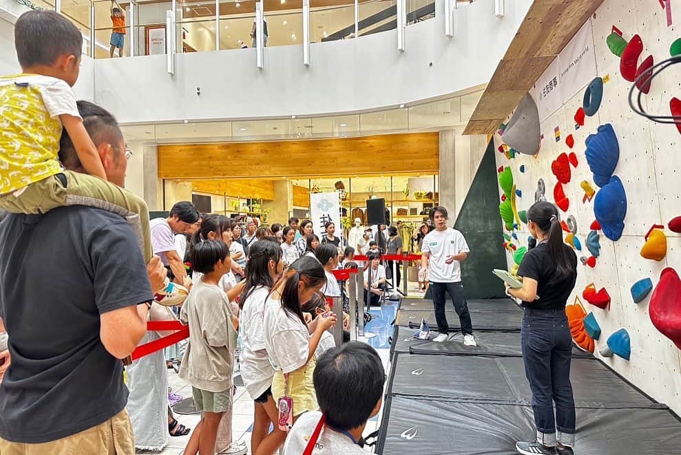 原田海さんのインスタグラム写真 - (原田海Instagram)「先日、いつもサポートしていただいている住友商事さん主催の「キッズボルダリング体験会」に講師として参加させていただきました！  テラスモール湘南にて行われたイベントで、2日間で1000人以上の方にご参加いただき、クライミングの人気を実感することができました！ そして、子供達が無邪気に楽しんでいる様子が何よりも嬉しかったです😊  参加された皆様や関係者の皆様本当にありがとうございました🙇🙇  #住友商事　#クライミング　#climbing @terracemall.shonan」8月31日 19時18分 - kai_hrd