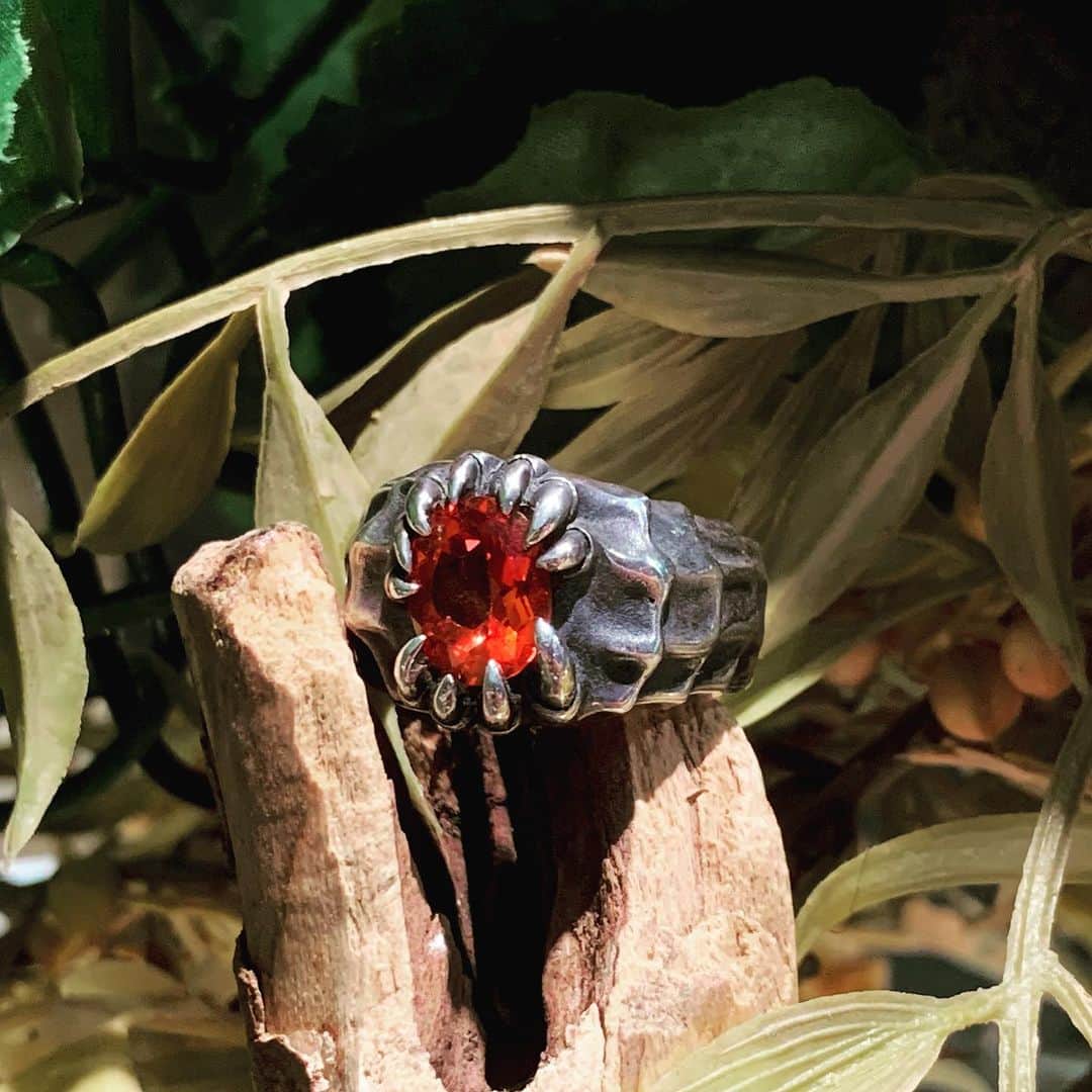 ブラッディマリーのインスタグラム：「Jungle   【Custom】Ring : Seek  w/padparadscha color coating topaz ¥要見積もり  ・ ・ ・ 【ストーリー】 見つけたり見つかったり。  自分で捜さないと見つからない。  隠れているのは何だろう。  自分の後ろもご用心。  ・ 【STORY】 found or found.  If you don't look for it yourself, you won't find it. what is hidden  Watch your back too.  ・ 【故事】 發現或是被發現。 如果不親自尋找的話就永遠找不到。 究竟是什麼被藏起來了呢？ 請記得多加留意自己身後的狀況。  ーーーーーーーーーーーーーーーーーーー #bloodymaryjewelry #bloodymary #jewelry #silver #fashion #jewelryporn #jewelrydesign #jewelrygram #accessory #accessories #silverjewelry #ブラッディマリー #シルバーアクセサリー#fashionjewelry  #シルバー #アクセサリー#japanmade#血腥瑪麗#血腥瑪麗珠寶#血腥瑪麗銀飾#銀飾#天然石#飾品#珠寶#日本品牌」