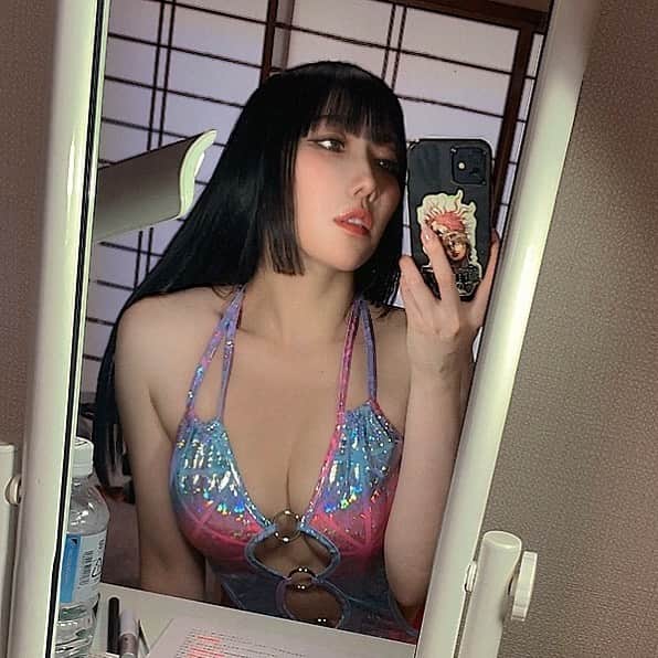 七海ティナのインスタグラム：「🩵🩷  #japanesegirl #asiagirl #gravure#bodymake#makeup  #七海蒂娜#粉我#日本的#性感 #姫カット#黒髪#メイク#撮影」