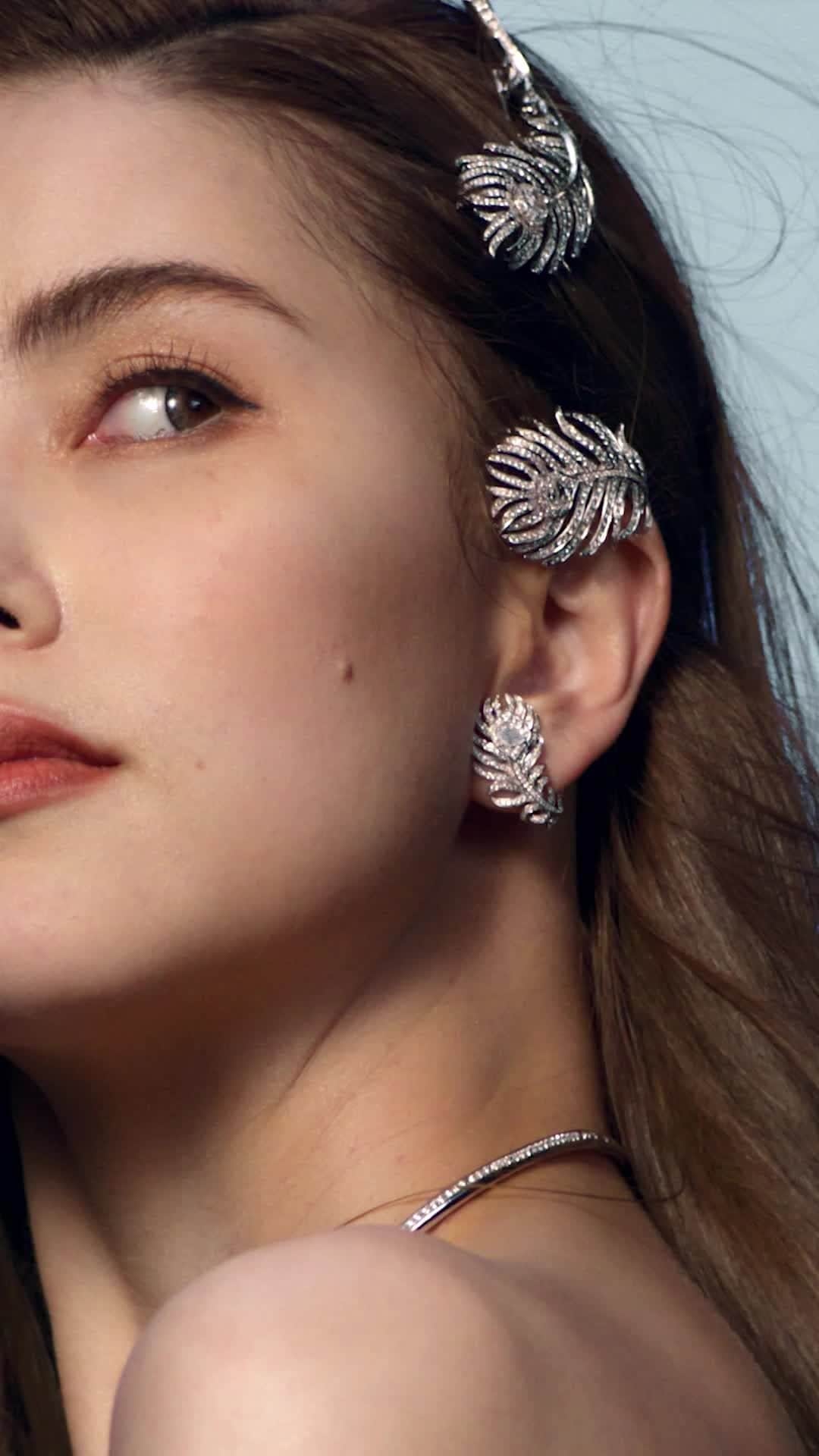 ブシュロンのインスタグラム：「Light as a feather. This season, Plume de Paon creations are reimagined in titanium - 3 times lighter than gold. Are you ready to discover a new level of lightness with Hannah?⁣ ⁣ #PlumedePaon #SpreadYourWings」