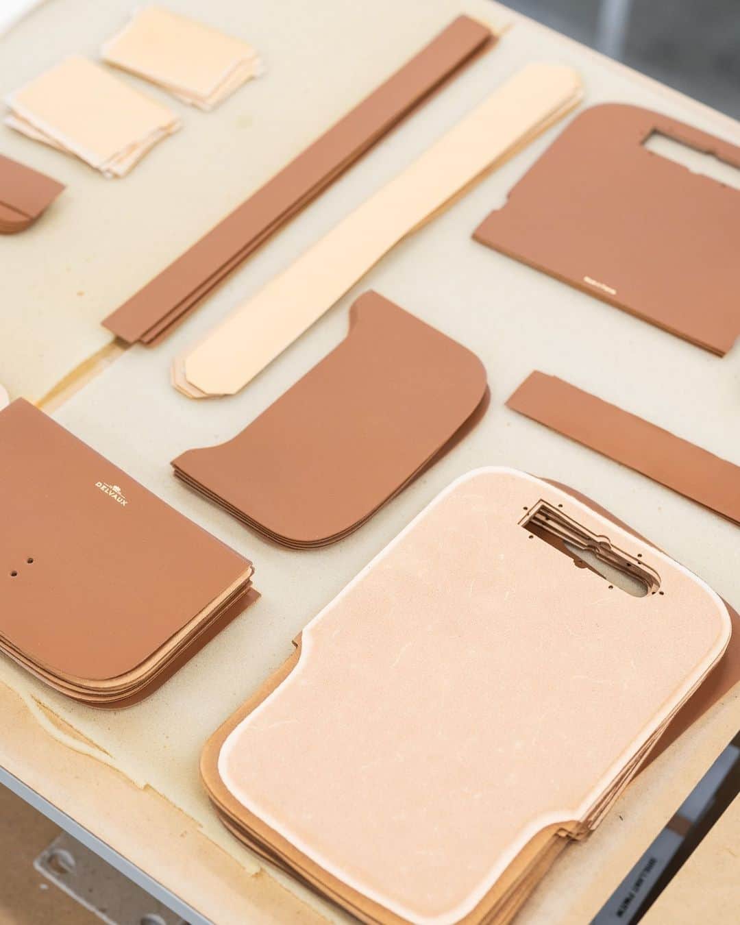 デルボーのインスタグラム：「Precision and grace. ⁣ ⁣ The Lingot’s elegant, modernist silhouette is constructed from precisely cut panels of Olen Calf leather handcrafted like a delicate puzzle by our master leather artisans in Delvaux’s Belgian and French ateliers. ⁣ ⁣ #Delvaux」