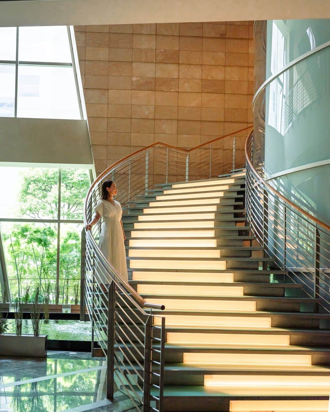 グランドハイアット東京のインスタグラム：「ロビーで存在感を放つ”光の階段”で撮影する1枚は、まるで映画のワンシーンのよう。  このフォトジェニックなスポットで、記念に残るすてきな1枚を撮ってみてはいかがでしょうか。  With its soft light and sleek curves, the spiral staircase in the hotel lobby makes for a fabulous photo spot.   Take a photo or two while passing through and feel like you’ve stepped right into a movie scene.  #グランドハイアット東京 #grandhyatttokyo #grandhyatt #hyatt #worldofhyatt #tokyo #roppongihills #ホテルロビー #螺旋階段 #hotelart」