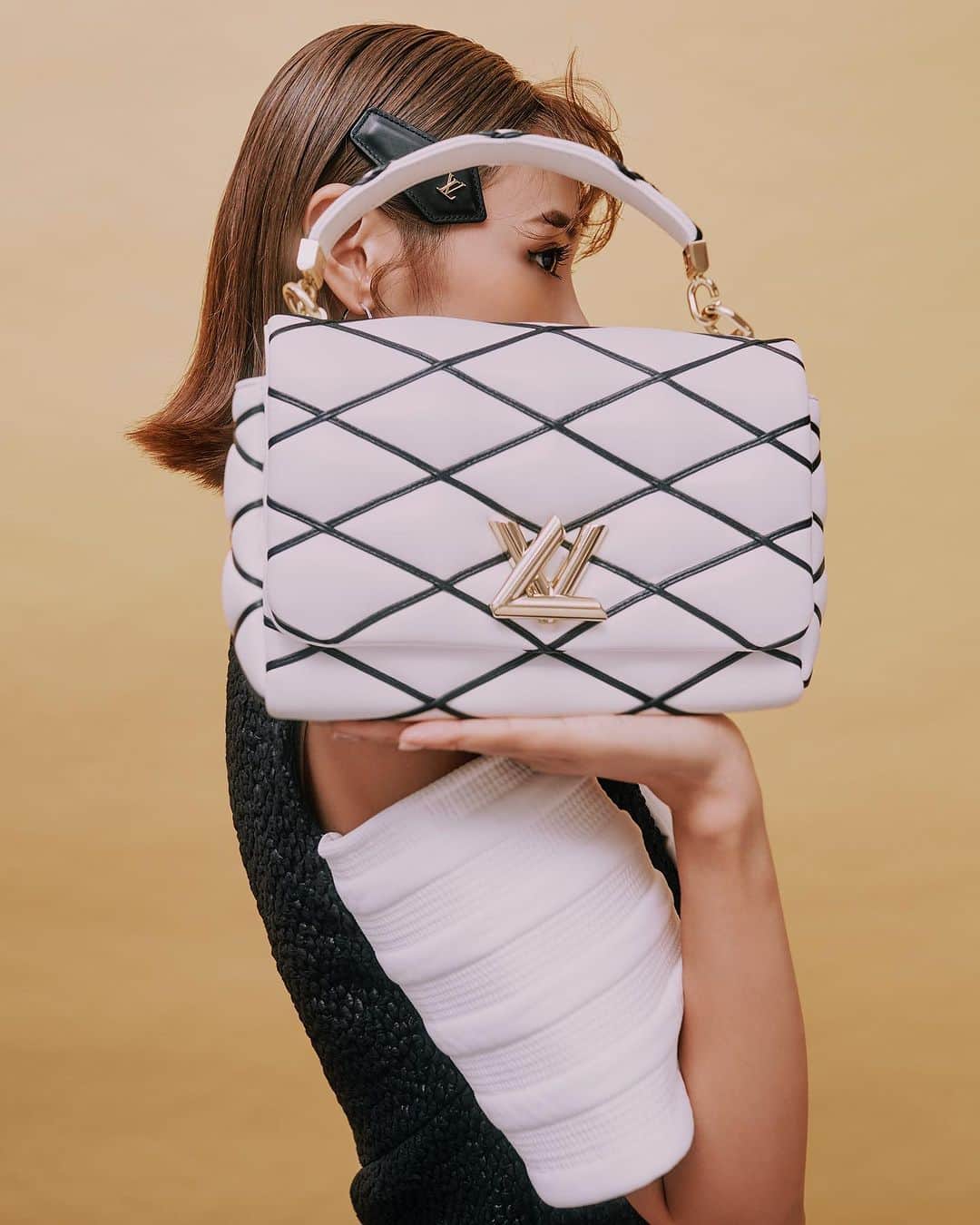 Elva Niのインスタグラム：「French allure reimagined〰️ @louisvuitton  #lvgo14 #lvfw23 #louisvuitton」