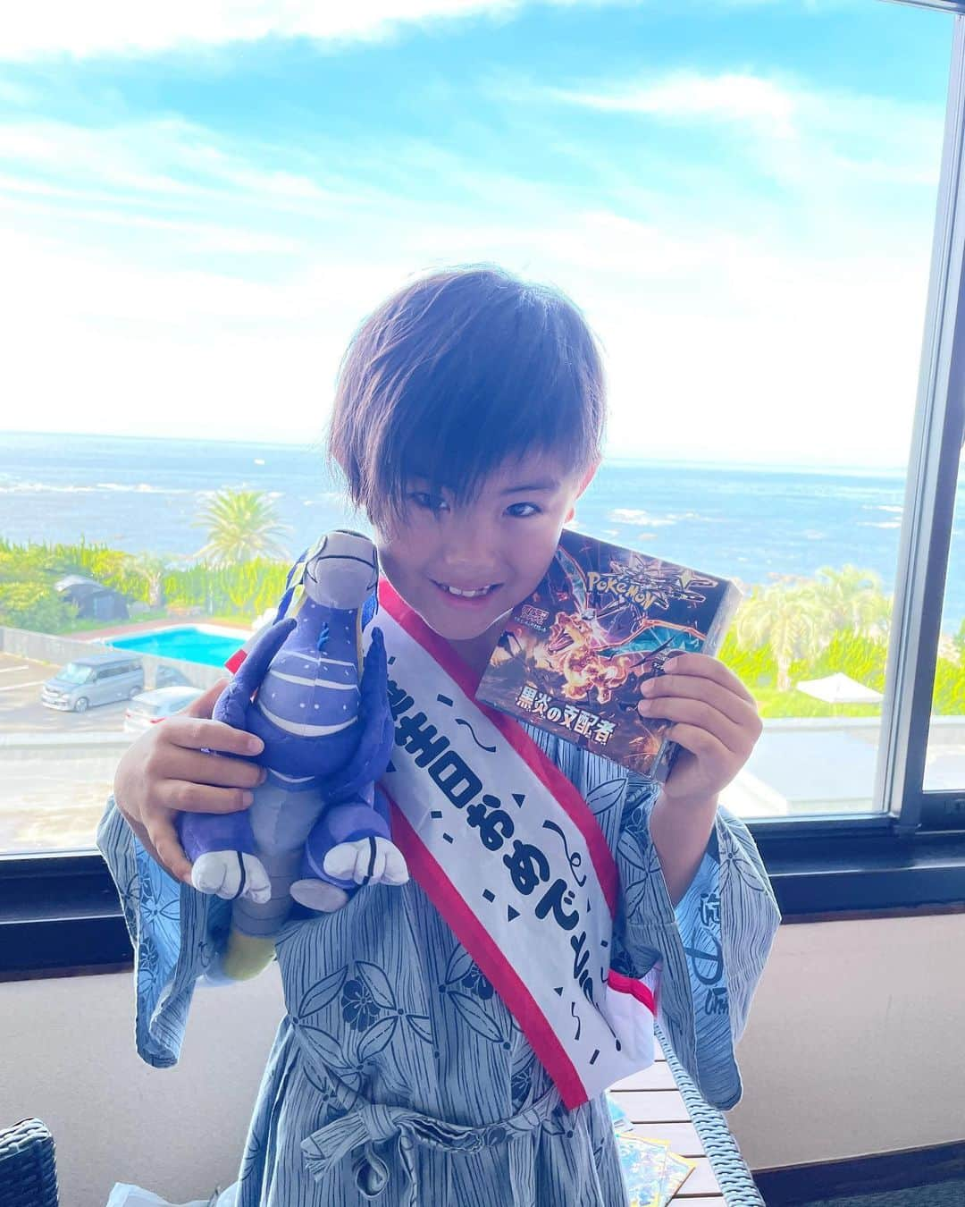 本多洸亮さんのインスタグラム写真 - (本多洸亮Instagram)「夏休み最後の思い出🌻 ちょっと早めの誕生日旅行でした🎂 あーす歯科の院長さん「アウトローさん」からポケモンカードのBOXをいただいて…旅館より、海より、プールより、、、喜んでた🤣 パパは日焼けが痛い…🫧  #黒煙の支配者box  #あーす歯科 #ポケモンカード #ミライドン #日焼けの支配者」8月31日 19時24分 - kosuke_k42