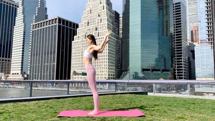 石村友見のインスタグラム：「#yogaday  肩こり、腰痛などに 効果的なゆったりした動きです。 全身がリラックスするから ぜひやってみてー✨ 背中に羽が生えますよー🪽  #yoga #newyork  #ヨガ #ストレッチ」