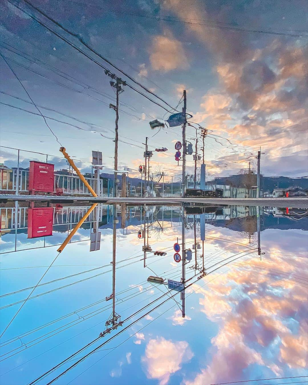 Shotaのインスタグラム：「反転世界 inverted world  上が水溜まりです。 Above is a pool of water.  写真集「何気ない日常をアニメチックに。」Amazon販売中です！ 気になってくださった方は、プロフィールのハイライトよりリンクをご確認いただければと思います！！  Photo book, "Animating the Uncommon Everyday." Now on sale at Amazon!  If you are interested, please check the link from the highlight in my profile!  #アニメチック  #japan #photography #photo #lightroom #blue #kf_gallery #raw_japan #japangem #photo_shorttrip  #photo_travelers  #japan_bestpic_  #japan_photogroup  #japantravelphoto  #lovers_nippon  #best_photo_japan  #photo_map  #5min_japan #look_japan  #tabispo #total_japan #thelifejapan #雲フェチクラブ」