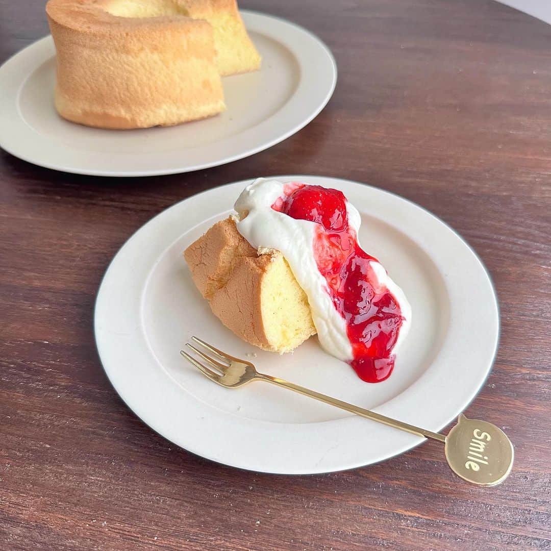 大野いとのインスタグラム：「シフォンケーキに生クリーム➕手作りの苺ジャムと、こちらも手作りしたキャラメルソースをトッピングしてみました。どちらがお好みですか？☺️ #手作りお菓子 #シフォンケーキ」