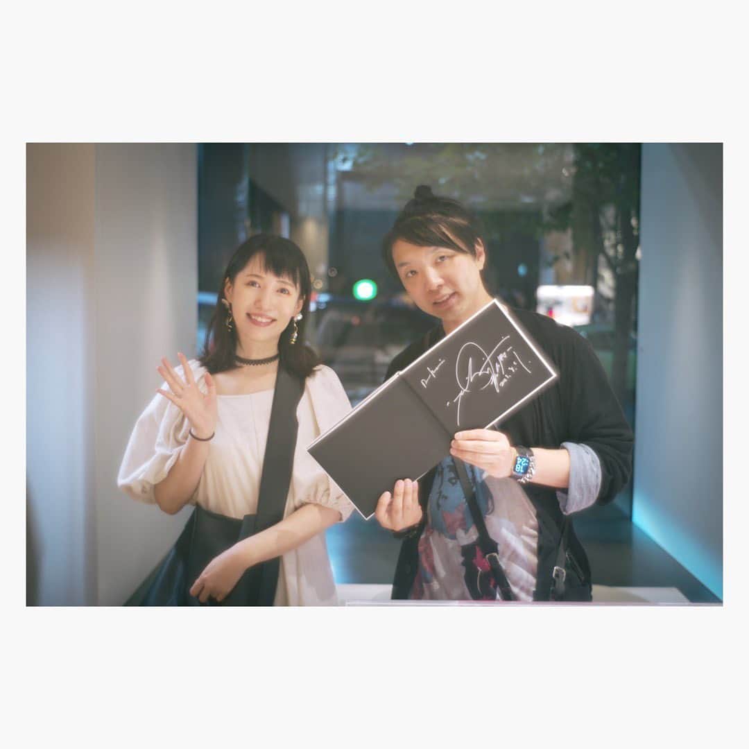 花澄のインスタグラム：「あしたからライカストア東京ではじまる 落合陽一写真展「晴れときどきライカ」の レセプションへ。 落合さんの展示は 見るたびにコンセプトがまったく違って ほんとに全体像の見えないひとだなあ。 玉手箱のよう。 それから、これはほんとにびっくりなのだけれど 前に一度ご挨拶しただけなのに わたしの名前を覚えてくれていて 天才の脳‼︎‼︎ってなった。😳 流石に覚えてないだろうと思いながら 話しかけたのに、記憶力すさまじ… 写真集にサインをいれていただきました。＾＾  わたしもいつかライカで写真展やりたいな。  Leica M10-P summilux 35mm f1.4 2nd」