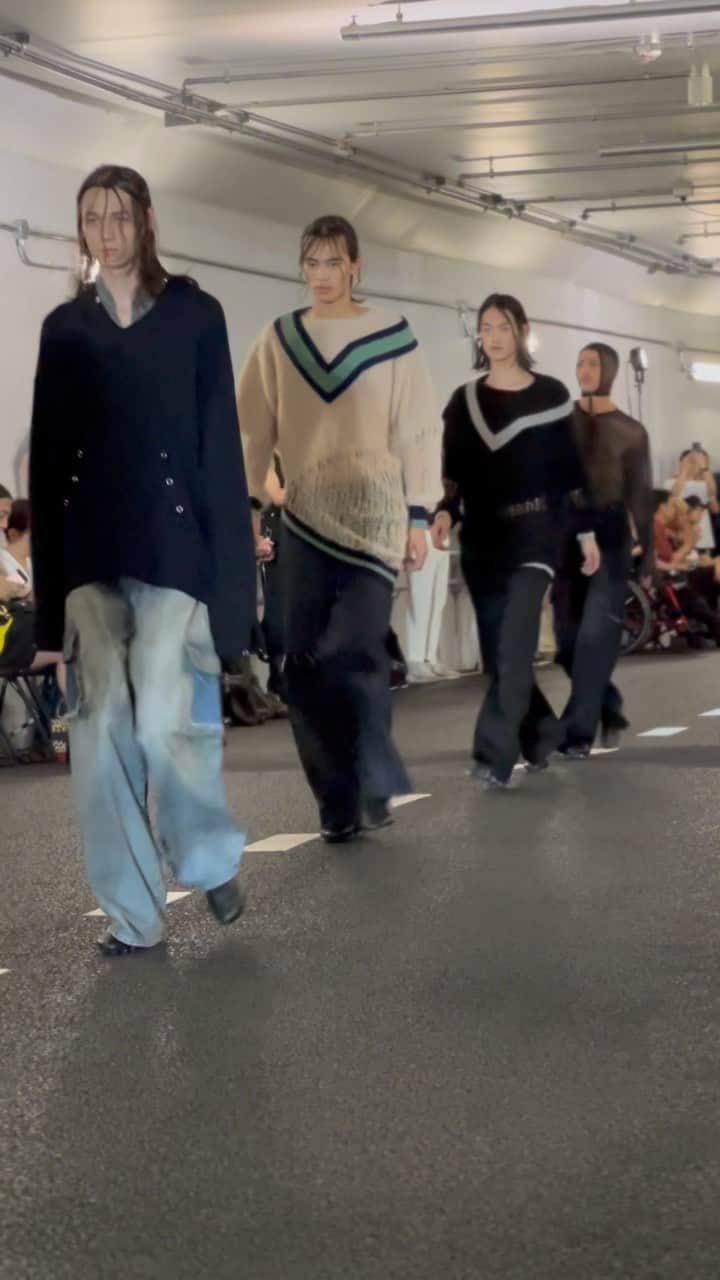 のインスタグラム：「【#WWDJAPAN東コレ取材】ミリアン・サンスと大木葉平のデザイナーデュオが手掛ける、東京とマドリードを拠点にする「シュープ（SHOOP）」が国立競技場のスロープでショーを開催。グレー、ブラック、ホワイトとグリーンのカラーパレットで構成された"東京"がテーマのコレクション。  （ソーシャルエディター・津田）  #SHOOP#シュープ#RakutenFWT#RFWT#rfw#rfwtokyo#fashionweek#fashionweektokyo#tokyo#rakutenfashionweektokyo#rakuten#fashionweektokyo#fashionshow#fashionrunway#東京#東京コレクション#東コレ#楽天#楽天ファッションウィーク#ファッションショー」