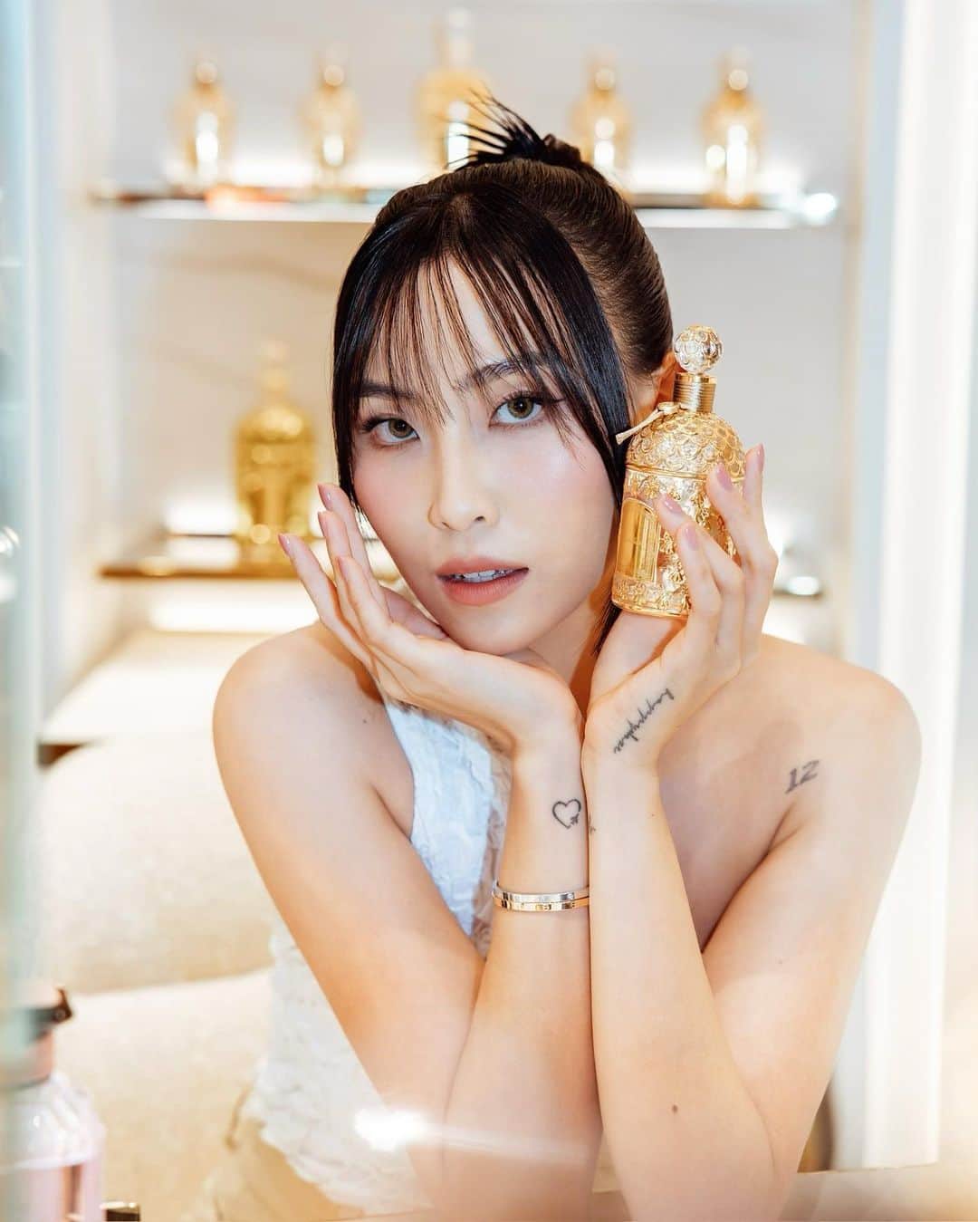 ソニアのインスタグラム：「A dreamy afternoon in Guerlain’s gorgeous new ION Orchard Ultimate Boutique ☁️ Ngl… I can spend half a day in here! ​  It is so elegant and vast, and you can begin by exploring their intricate world of fragrances! Personalise your own bottle, then pick up some new makeup to nail that flawless look ✨ I got their experts to pick out the right base and lipstick for me! ​  One of my favourite spots in this boutique has got to be the facialist suites - it really took me into a sanctuary for a restful pampering session. Take this as a sign to treat yourself soon! 🩵​  @Guerlain #Guerlain #ArtetMatiere #OrchideeImperiale #AbeilleRoyale」
