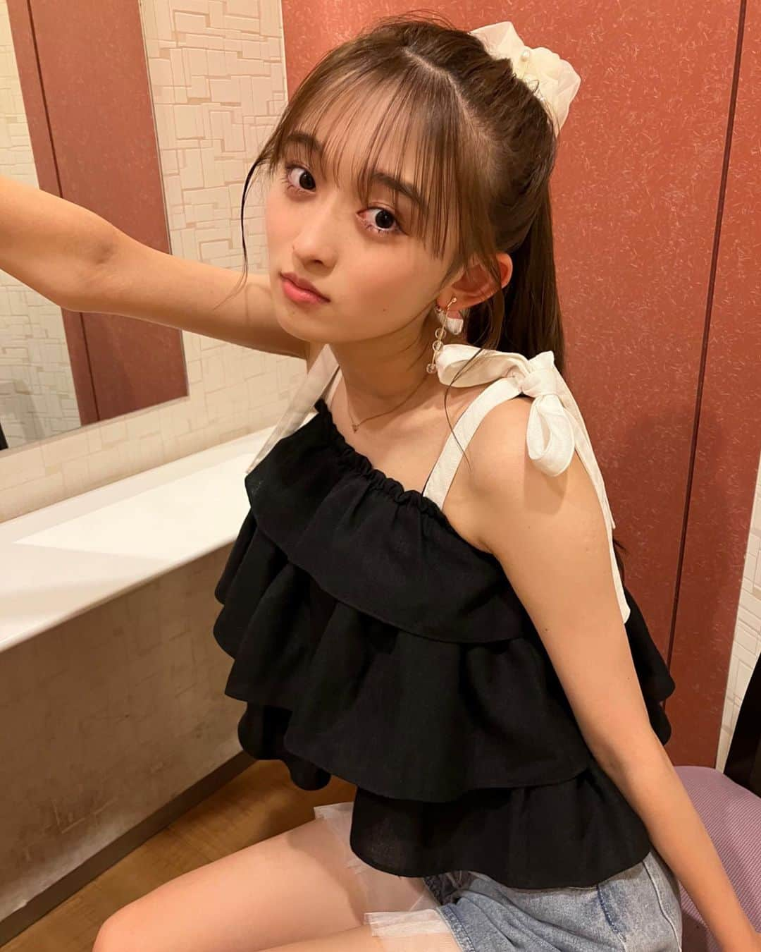 八木珠梨のインスタグラム：「今日で夏休み終わりです🥺ྀིྀི 楽しい夏休みでした✌︎☺︎︎ * * * * * #夏休み#サマーコーデ #summer#coordinate #longhair#ポニーテール#シュシュ #フリル#キャミソール #デニム#ショートパンツ #Instagram#girl#august  #八木珠梨#juri#じゅり#07 #jk#fjk#女子高生#高校生#16歳 #学生#♥」