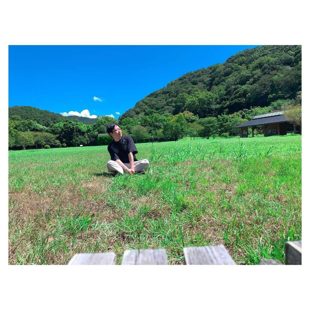 藤本聖さんのインスタグラム写真 - (藤本聖Instagram)「青と緑の二色それが夏  和歌山県に4日ほどお仕事で滞在させてもらいました  1日丸々オフの日があったので加太という港町を観光  本当は加太からフェリーで「友ヶ島」へ行きたかったが先日の台風で桟橋が壊れて全便欠航中らしい  けれどサマータイムレンダのモデルにもなった加太は夏が似合う最高の港町でした  #和歌山 #加太 #深山砲台跡」8月31日 19時28分 - kasoku_mossan