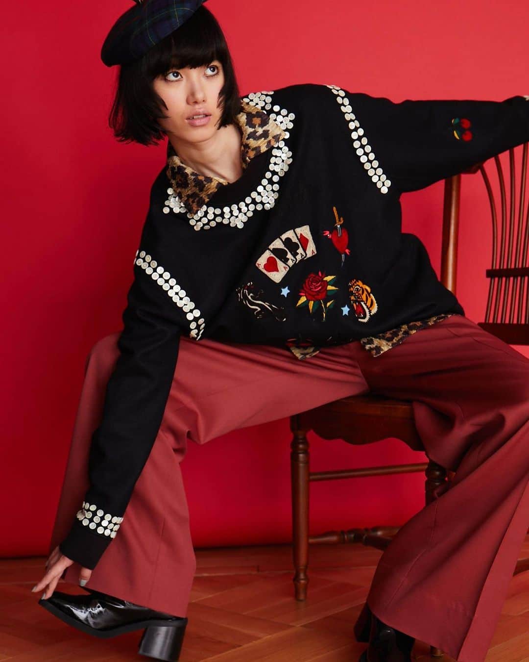 のインスタグラム：「🌹 .  《 KEITAMARUYAMA 2023 Autumn & Winter Collection 》  「Love Me Tender」  「やさしく愛して」という意味を持つこの言葉、 多くの人は、エルビス・プレスリーの曲を思い浮かべるでしょう。  まさに、その曲からインスパイアされたコレクション。  ロカビリーやR＆Bを愛するTEDDY BOYのスタイルをベースに、 レディライクとハンサムウーマンの2つのテイストを軸に1950年代の気分で構成されています。  #keitamaruyama  #2023AW #lovemetender」