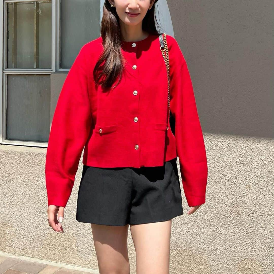 Nagiのインスタグラム：「ゴールドのボタンが可愛いカーディガン  今期は赤のカーディガン着たいと思ってた🥰  @titivatejp のカーディガン✨  しっかりした生地感でチクチクもしないから一枚でも着れるし肩から羽織っても可愛いかった❤️ ノーカラーのジャケットぽい形もいい👏  #titivate#titivatestyle#code#fashion#ティティベイト#タイアップ#ゴールド釦ニットカーディガン#コーデ#ファッション」