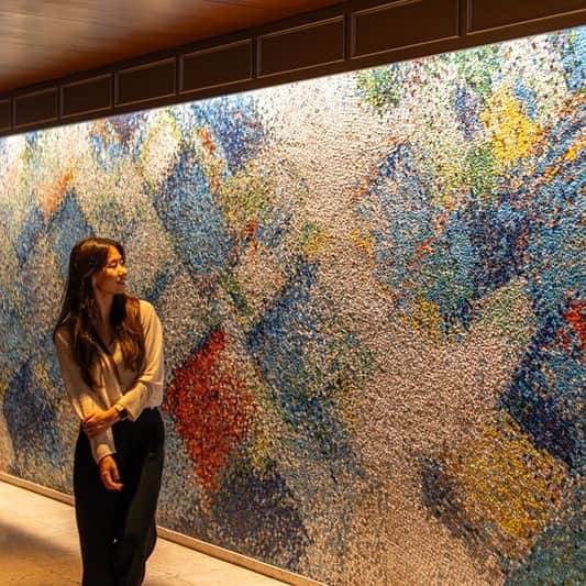 東京プリンスホテルさんのインスタグラム写真 - (東京プリンスホテルInstagram)「【東プリQUIZ！】  1964年の創業当時から変わらないモザイク状のタイル壁。 この壁はどこにあるでしょうか？  ①1Fエレベーターホール ②レストラン ③ホテル玄関  コメントにてみなさまの回答を教えてください✨  Quiz time! ✨  This colourful mosaic wall art has been a part of the decor since the hotel's opening in 1964, but where is it?  ① The elevator hall on the 1st floor ② The hotel restaurant ③ The hotel entrance  Let us know in the comments!  Share your own images with us by tagging @tokyoprincehotel  —————————————————————  #東京プリンスホテル #ホテルインテリア #tokyoprincehotel #hotellife」8月31日 19時31分 - tokyoprincehotel