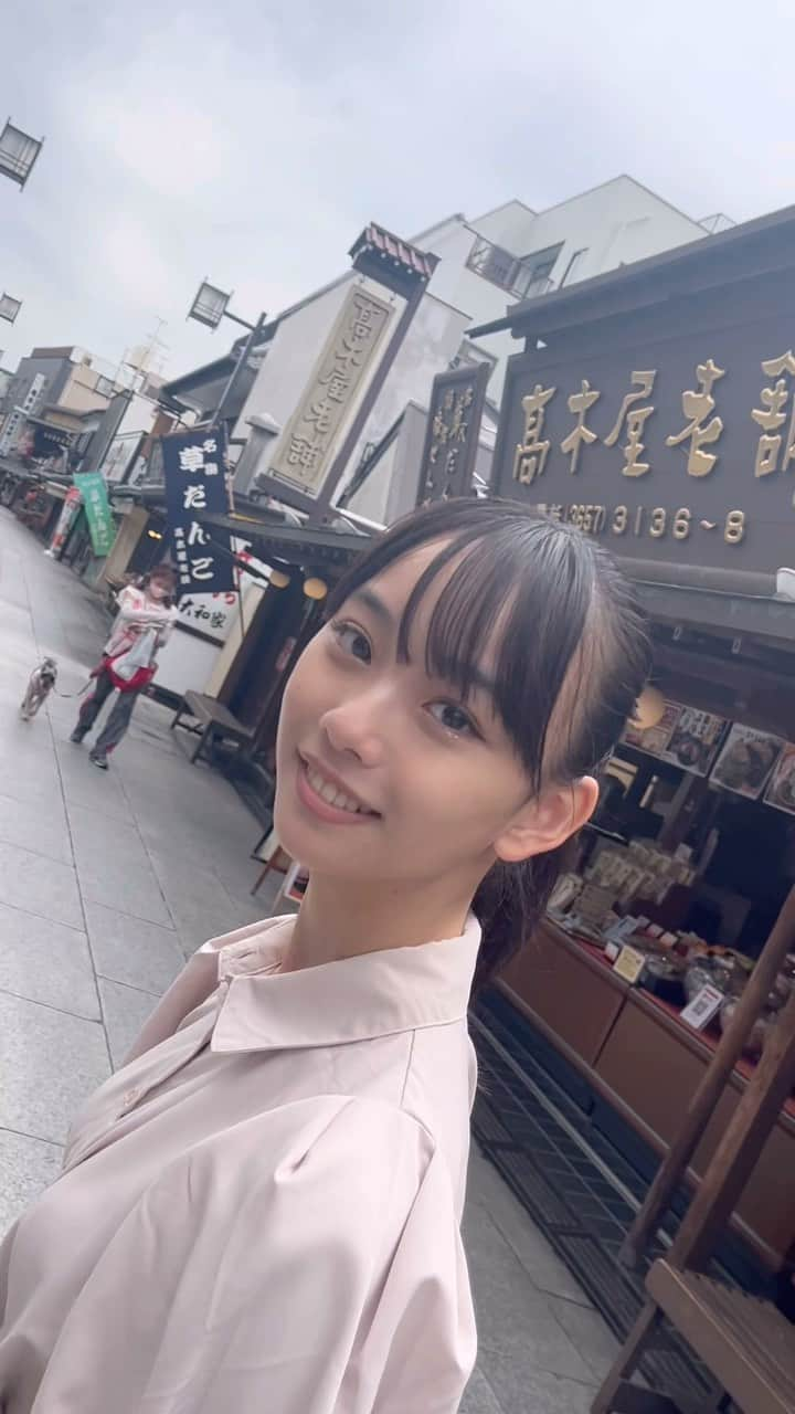 松本麗世のインスタグラム：「誘惑がいっぱい レトロな雰囲気の老舗店が 立ち並ぶ…💗 草団子やおせんべいなど 美味しいものがいっぱい😿✨ ♡ ♡ 名物の草だんご食べました！ あんこの甘さは、絶妙！ だんごはモチモチで柔らかくてとてもおいしい泣泣 この後お参りしまし🙏🏻 ♡ ♡ 仮面ライダーガッチャードまであと3日→← ♡ #松本麗世#matsumotoreiyo#東京観光#葛飾区柴又#帝釈天#帝釈天参道#草だんご」