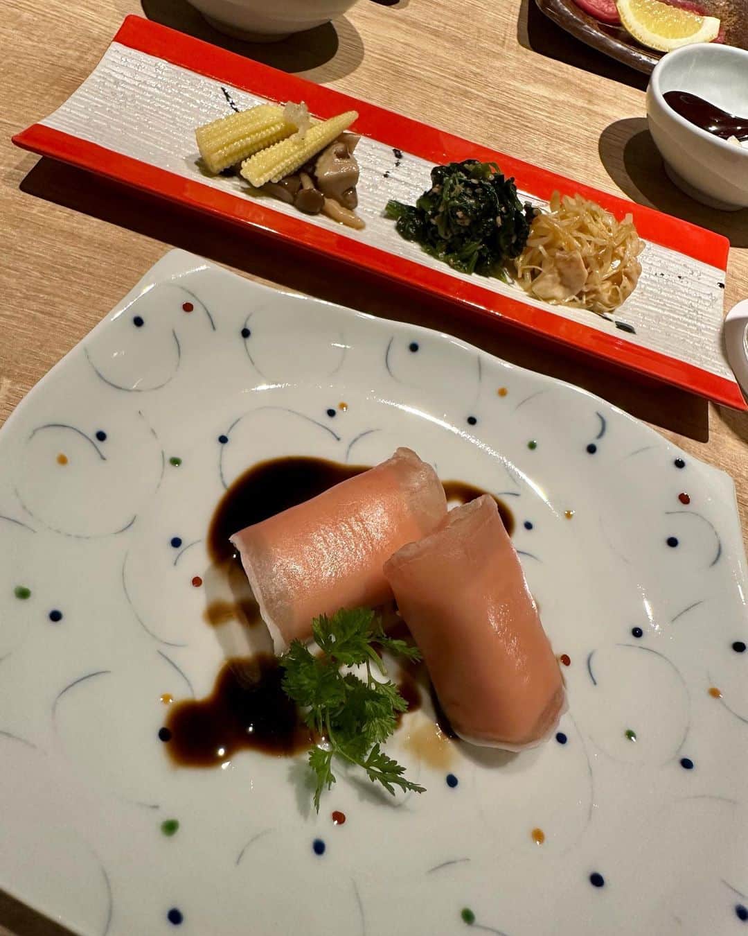 まあみさんのインスタグラム写真 - (まあみInstagram)「. . 先日『和種焼肉KUROTOAKA』さんでディナー🌙  (@washuyakiniku_kurotoak)  1976年創業の湯葉と豆腐の店梅の花が 新業態の焼肉のお店をオープン𓌉𓇋 ‎🥩  今回、KUROTOAKA SIXのコース料理に プラスし、サーロインの焼きすきも頂きました😋 お肉は口に入れた瞬間とろけます🤤 タンは安定の神レベルで美味しかった🥹🫶  個室もあるので会食や記念日、 誕生日、女子会なども利用できそう🥰  ぜひ行ってみて下さい😊  🏢赤坂見附駅から徒歩1分 KUROTOAKA 東京都港区赤坂3-10-1 対翠館ビル3階  https://umenohana-restaurant.co.jp/shop-list/info.php?id=3479  . .  #pr#インフルエンサーワークス #焼肉#東京グルメ#焼肉スタグラム #高級焼肉#赤坂焼肉#赤坂見附焼肉 #会食#個室焼肉#黒毛和牛#あか牛 #うしの中山#有田牧場#甲誠牧場 #yakiniku#徒歩1分#kurotoaka#梅の花」8月31日 19時35分 - maami_1125