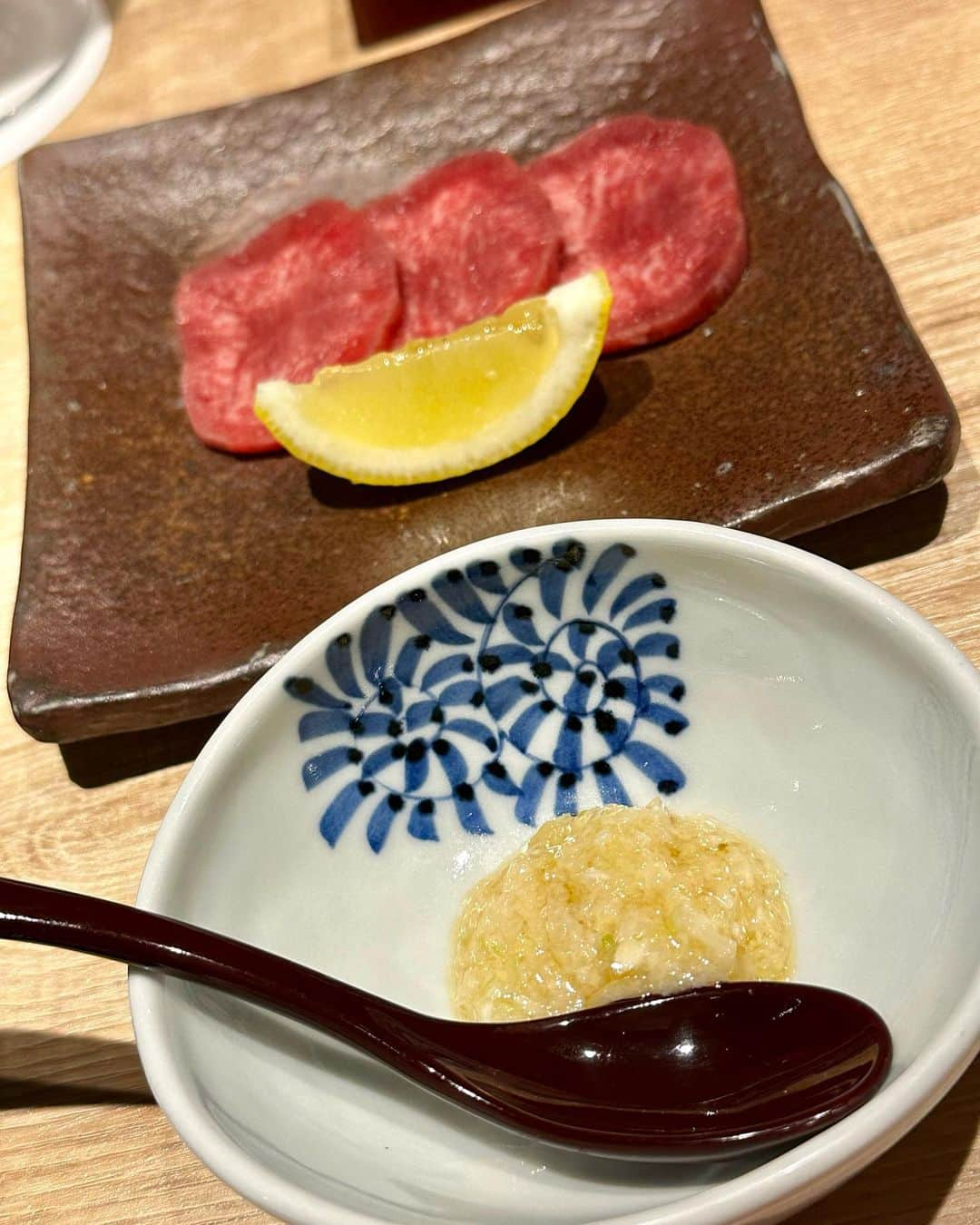 まあみさんのインスタグラム写真 - (まあみInstagram)「. . 先日『和種焼肉KUROTOAKA』さんでディナー🌙  (@washuyakiniku_kurotoak)  1976年創業の湯葉と豆腐の店梅の花が 新業態の焼肉のお店をオープン𓌉𓇋 ‎🥩  今回、KUROTOAKA SIXのコース料理に プラスし、サーロインの焼きすきも頂きました😋 お肉は口に入れた瞬間とろけます🤤 タンは安定の神レベルで美味しかった🥹🫶  個室もあるので会食や記念日、 誕生日、女子会なども利用できそう🥰  ぜひ行ってみて下さい😊  🏢赤坂見附駅から徒歩1分 KUROTOAKA 東京都港区赤坂3-10-1 対翠館ビル3階  https://umenohana-restaurant.co.jp/shop-list/info.php?id=3479  . .  #pr#インフルエンサーワークス #焼肉#東京グルメ#焼肉スタグラム #高級焼肉#赤坂焼肉#赤坂見附焼肉 #会食#個室焼肉#黒毛和牛#あか牛 #うしの中山#有田牧場#甲誠牧場 #yakiniku#徒歩1分#kurotoaka#梅の花」8月31日 19時35分 - maami_1125