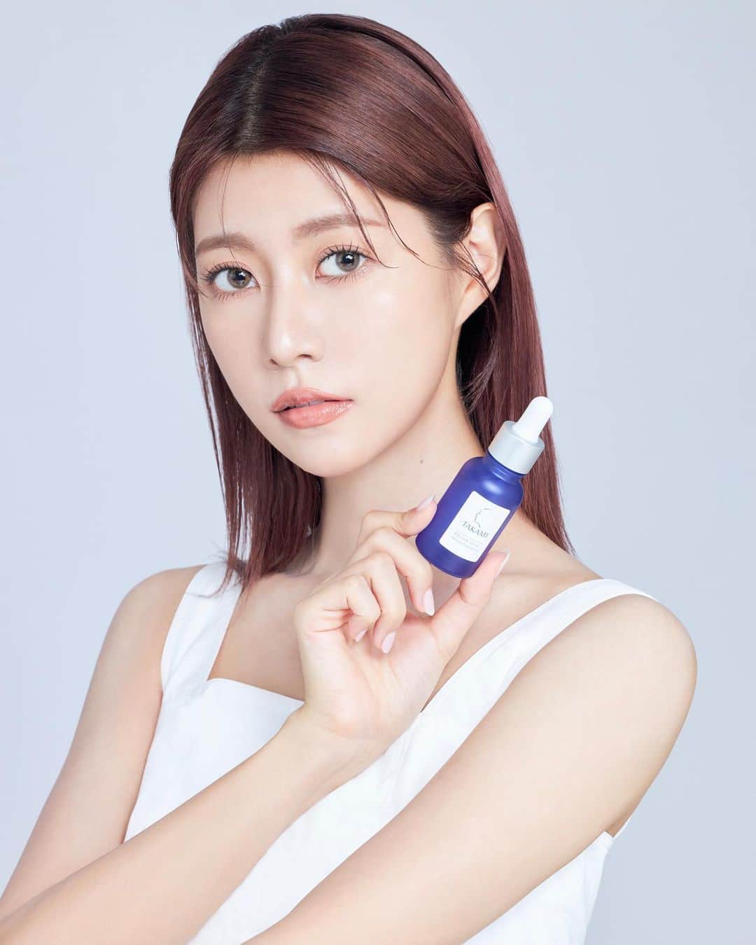 のインスタグラム：「我的日本演藝圈朋友們認知率100% 這瓶拿出來每個日本女生都知道！ 日本銷售量NO.1精華的 #TAKAMI角質道小藍瓶 終於來台了～～💙🪽  持續使用TAKAMI一個月發現真的很好用耶！！ 這段時間我毛孔縮小細緻許多、 皮膚摸起來很嫩、很亮、膚況很穩定不錯爹斯 而且聽說 #TAKAMI角質道小藍瓶  使用越久可以感受到效果越多！好棒🌟  一般能讓肌膚變滑嫩的產品通常很刺激、但這個0刺激感！ 質地像水一樣非常輕透好吸收也不黏膩！ 皮膚很敏感的我都可以舒服的用😌☁️  這次去日本參訪TAKAMI總部 也終於知道這麼厲害的原因爹斯！  ✔️由東京非常有名的醫美皮膚科Hiroshi Takami醫生創立 ✔️很特別的角質道哲學，以護養角質取代傳統去角質！ ✔️醫生研發的產品、極簡的成分，用起來超安心！  角質護養三步驟的角質道潔顏乳、角質道肌亮露等等 TAKAMI每一個產品都是我用過最舒服、最有效果的👏🏻 每天都可以看到肌膚的進步好感動爹斯🥹！  從日本的皮膚科到世界各地熱賣的 #TAKAMI角質道小藍瓶 以及同系列角質護養三步驟， 如果你的膚況看起來不錯、但摸起來還是有粗糙感 或者膚況常常不穩定，還找不到適合自己的保養品的大家 歡迎試試看爹斯💙🪽  啊！對了！TAKAMI的台灣官網開站了～～ 現在有個活動🤍  🦋小藍瓶滿意保證組🦋 即日起至9/30(六) 於TAKAMI官網購買《TAKAMI 角質道小藍瓶》30ml，即贈5日小藍瓶體驗組（售價$1,780）不滿意全額可以退費喲！是不是超級划算～  ※收到商品後請先開封使用「TAKAMI 角質道小藍瓶1.2ml*5試用包」如果您使用後不滿意， 請於收到商品的第5天內依照退换貨規則將產品正貨「TAKAMI 角質道小藍瓶30ml」退回  現在趕快追蹤 ▶︎ @takami_tw  了解更多角質道資訊、還有驚喜好禮唷✌🏻🪽  #TAKAMI #TAKAMITW #角質醫生保養職人 #角質護養」