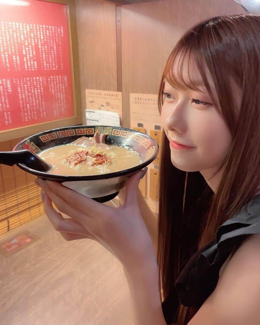千葉恵里さんのインスタグラム写真 - (千葉恵里Instagram)「☁️ 🔅 ☁️ 🔅 ☁️ ⁡ ⁡ ⁡ ⁡ ⁡ ⁡ ⁡ ⁡ 世の中で1番好きな食べ物🫰🏻 ⁡ ⁡ ⁡ ⁡ ⁡ ⁡ ⁡ ⁡ ♪♪ ⁡ #一蘭 #ラーメン #豚骨ラーメン」8月31日 19時36分 - eriierii_1027