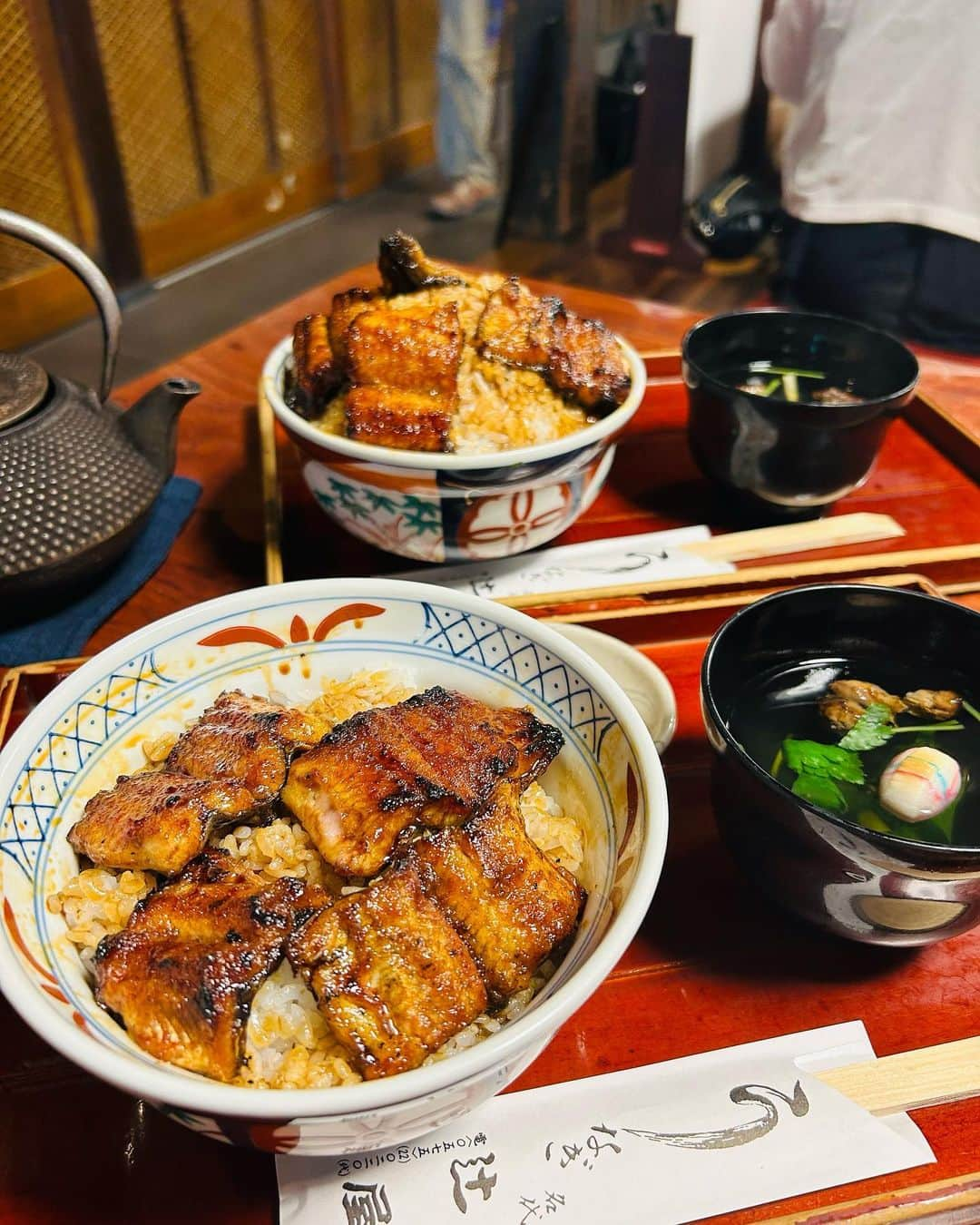 あいちの甘いやつのインスタグラム：「【辻屋】  久しぶりに鰻を食べに✨  関市でも有名なうなぎの辻屋さんに行ってきました♪  ふわっふわよりもカリカリ系な 鰻でめちゃうまー❣️  150円でご飯大盛りできるんだけど、そのご飯が半端ない笑  でも美味し過ぎて一杯だけじゃ足りない感じ𖦹‎' ‐ '𖦹‎‎  オープンと同時に行ったけど、それでも混んでる！  人気の理由がわかる美味さ😋  _____________________________________  住所 岐阜県関市本町5-14  📞 0575-22-0220 予約不可 11:00〜14:30 17:00～20:00  カード払い可、PayPay可 70席 駐車場あり  #鰻丼 #鰻大好き #並み #関市ランチ #関市 #お吸い物 #辻屋 #うなぎの辻屋 #夏バテ防止 #岐阜グルメ #岐阜ドライブ」