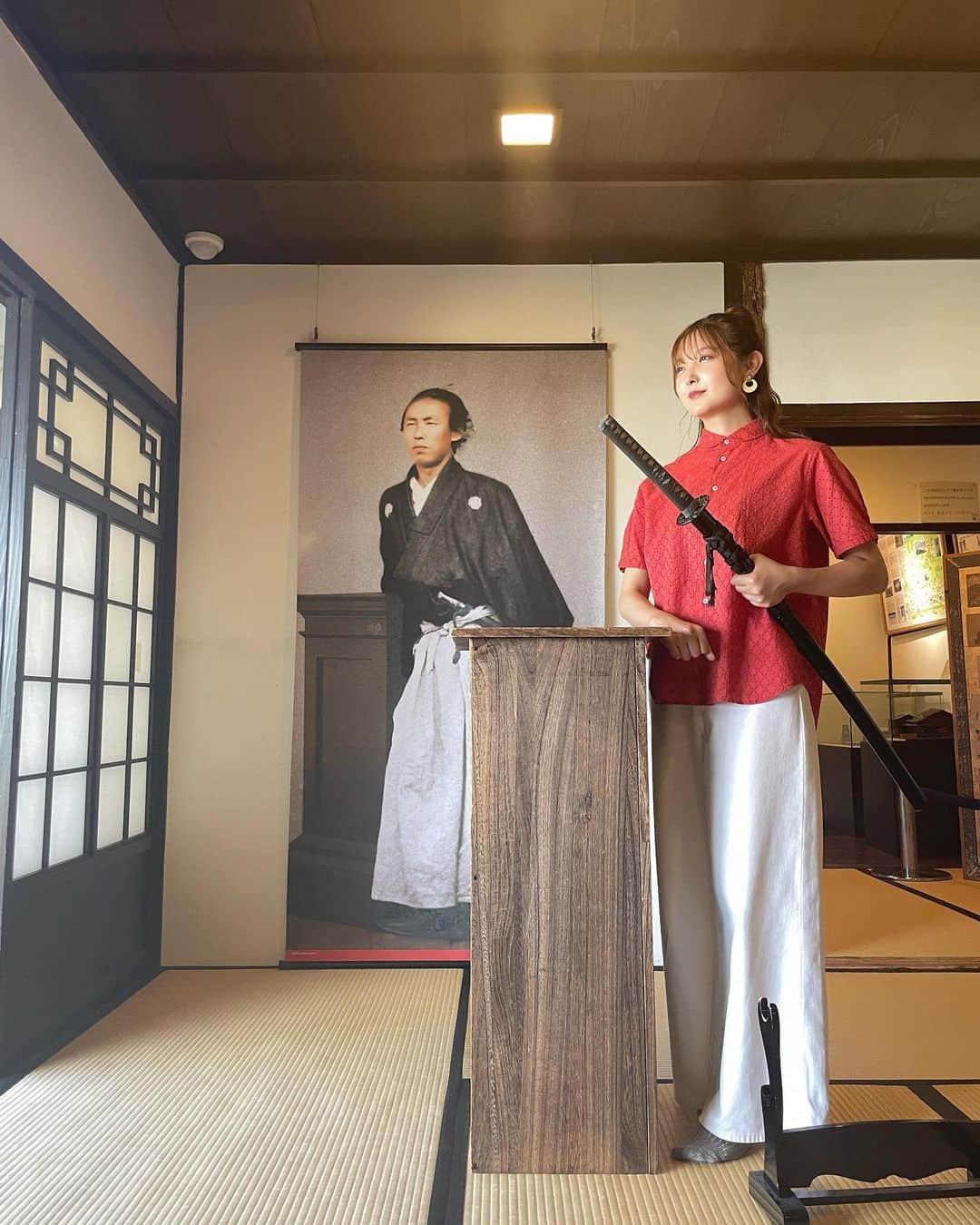 悠花さんのインスタグラム写真 - (悠花Instagram)「悠花のナガサキ街音🌱♡ ・ 【長崎市亀山社中記念館】に お邪魔しました✨ ・ 全国から龍馬ファンが訪れる場所なんだそうです🫢 私も記念写真を撮らせて貰いました☺︎ ・ この場所でどのような事が行われていたのかだったり、 坂本龍馬さんの事だったり、 色んな事を知れる場所でした📖 ・ 色々と教えていただき、 ありがとうございました🙏🏻♡ ・ 4枚目からは【いりこ】編🐟 ・ いりこがどのようにして 作られているのか、機械や工程を見せて頂きました☺︎ ・ いりこの食べ比べをさせてもらったのですが、 噛んだ時の食感の違いだったり、 癖のないものや、 少し苦味があってそれがまた美味しいもの‼︎ など 味がそれぞれ全然違っていてどれも美味しかったです🤤 ・ いりこハマりそうです🐟♡ ・ ありがとうございました🙏🏻✨ ・ #長崎市亀山社中記念館 #いりこ#悠花のナガサキ街音#長崎#長崎県ホンダカーズ#ホンダ#nib#takeoff#悠花#松尾悠花#haruka#hair#make#fashion」8月31日 19時48分 - haruka_217_