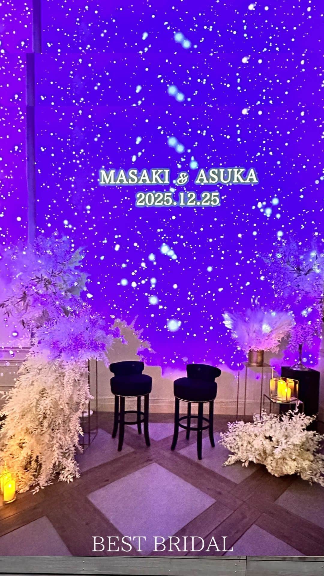 ベストブライダル公式のインスタグラム：「~ 他の投稿はこちらから @bestbridal.jp New Trend Party~  ﹋﹋﹋﹋﹋﹋﹋﹋﹋﹋﹋﹋﹋﹋﹋﹋﹋﹋﹋﹋﹋﹋  プロジェクションマッピング×ハイチェアで作り上げた会場コーディネート  装花はホワイト一色×キャンドルで シンプルで高級感ある印象に  人とは違った個性際立つ空間にしたい そんな花嫁さまにおすすめです  最新のドレスや演出も近日ご紹介しますのでどうぞお楽しみに...◎  こちらの会場 ▶︎青山セントグレース大聖堂 @st_grace_aoyama_tgh   flower @ba.flower_seki  @ba.flower_iida  @ba.flower_konn   ﹋﹋﹋﹋﹋﹋﹋﹋﹋﹋﹋﹋﹋﹋﹋﹋﹋﹋﹋﹋﹋﹋  \ウェディングフォト募集中/ @bestbridal.jp をフォローして、 お写真の投稿をお待ちしております  当アカウントでリグラムOKなベストブライダルの卒花嫁orプレ花嫁の皆様は、#ベストブライダル花嫁 もしくは #BB花嫁 のハッシュタグをつけて投稿をお願いします🌿  ※BB花嫁に投稿があったお写真をリグラムする際は、 個別にご連絡は行っておりません。予めご了承ください  \ブライダルフェアの予約について💐/  アカウントプロフィールのURL先、 各会場のHPもしくはDMよりご予約を承っております。 どんな式場が自分に合うかわからない、結婚式をするか迷っている...など些細なご質問でもお気軽にDMにてご相談ください✴︎」