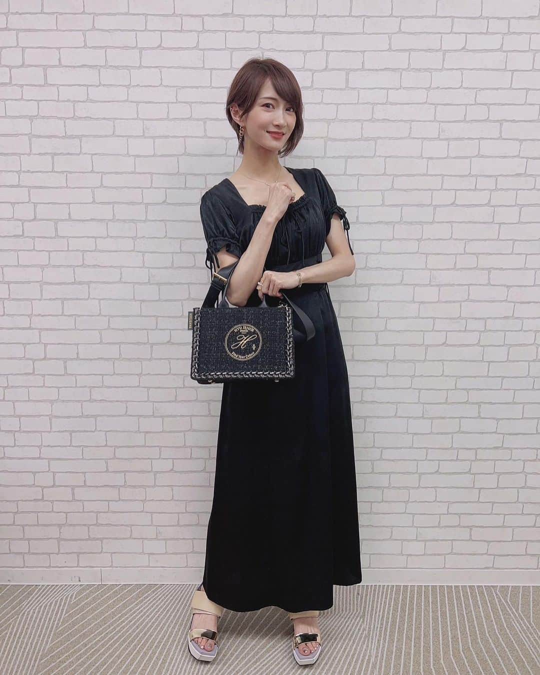 AYASAさんのインスタグラム写真 - (AYASAInstagram)「🖤 本日のワタクシ✌︎まっくろですね❤︎ #hyujenne 様のこのバッグ、サイズ感も形もデザインも素晴らしく可愛くて良き🫶 ご紹介下さった美里さん @misato_ichiki に感謝です✨🥹 ・ ・ #バヨリン弾きの私服」8月31日 19時45分 - ayasa_doya