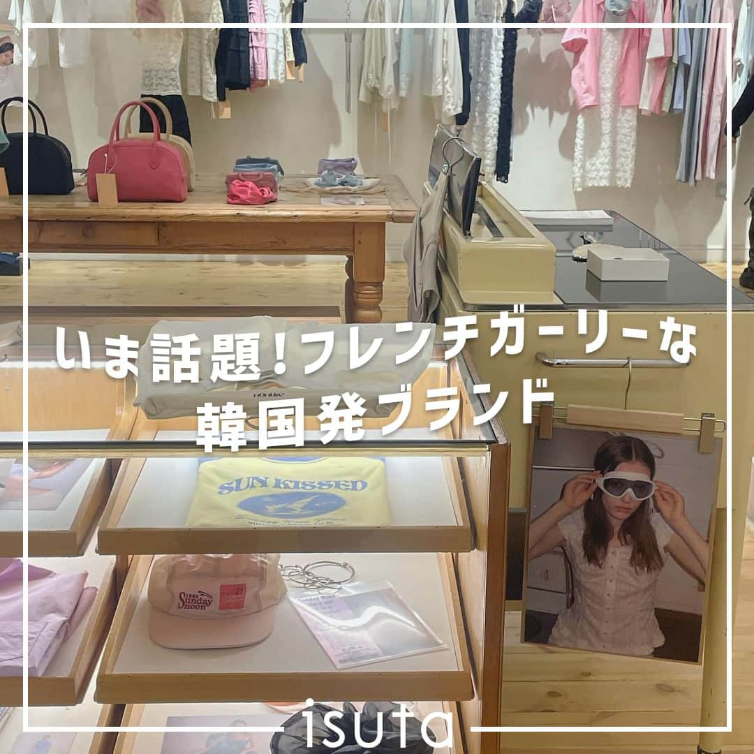 isutaさんのインスタグラム写真 - (isutaInstagram)「ロマンチック＆ガーリーをテーマにしたファッションを展開する、韓国生まれのアパレルブランド「SINOON（シヌーン）」。  パステルカラーを基調に、シンプルかつヴィンテージ感のある、洗練されたデザインのアイテムを数多く展開しているよ◎  有名K-POPアイドルや、韓国のインフルエンサーが着用していることでも話題沸騰中！  渡韓する予定のある人は、ぜひ訪れてみてね 🎇   @sinoon.official  [SINOON] 住所：ソウル特別市江南区狎鴎亭路42ギル47 営業時間：12:00～20:00  photo by @konchan0818 @mimixchi @iamuryoung  ✄-----------------------✄  姉妹アカウント @i_am_isuta も更新中  isuta編集部の日常のひとコマや 取材の最新レポを発信しているよ️˖°  ほかにも、エディターが気になる カフェやファッション、コスメをご紹介.・* ぜひフォローしてね️  ✄-----------------------✄  #isuta #isutapic#イスタ#sinoon #海外ファッション#シンプルコーデ#今日のコーデ #アパレルブランド#フレンチガーリー#musinsa #センス抜群#tシャツコーデ#tシャツデザイン #tシャツ好き#リボンモチーフ#ニットコーデ #ニットトップス#キャップコーデ #キャップ#キャップ好き#ヴィンテージ感#韓国旅行情報 #韓国トレンド#おしゃれさんと繋がりたい #渡韓#渡韓情報#韓国ブランド#韓国スタイル  #韓国好きな人と繋がりたい#韓国ショッピング」8月31日 19時46分 - isuta_jp