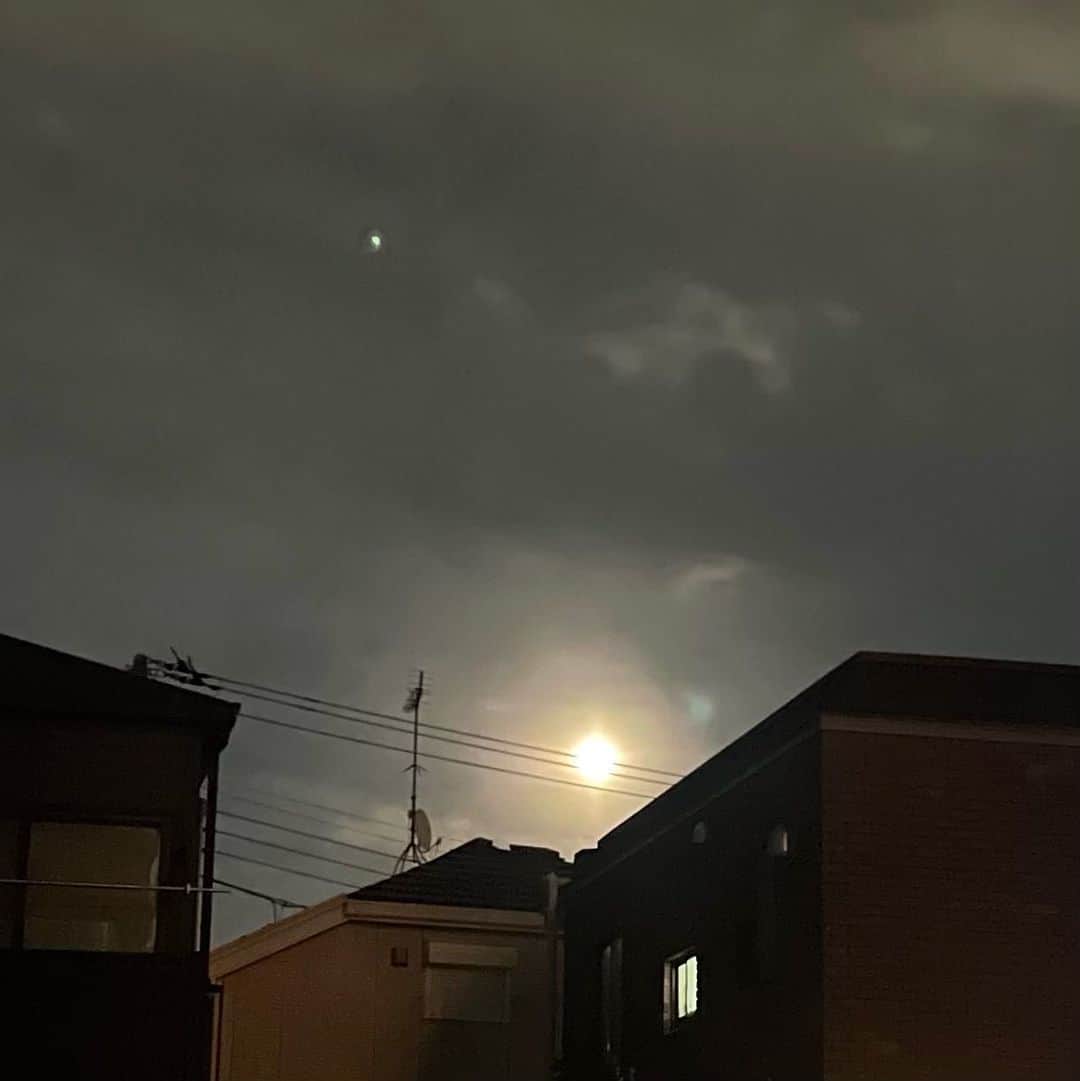 森田繁のインスタグラム：「iPhoneでスタージョン・スーパームーンを撮影しても怪しい太陽のようにしかならぬ。」