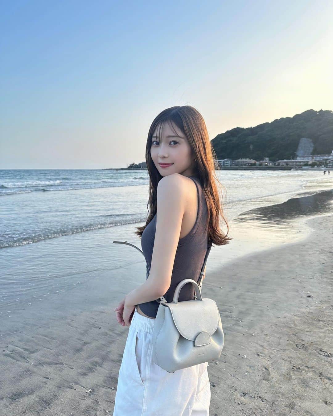 松川星のインスタグラム：「夕方の海落ち着く🪼🩵」