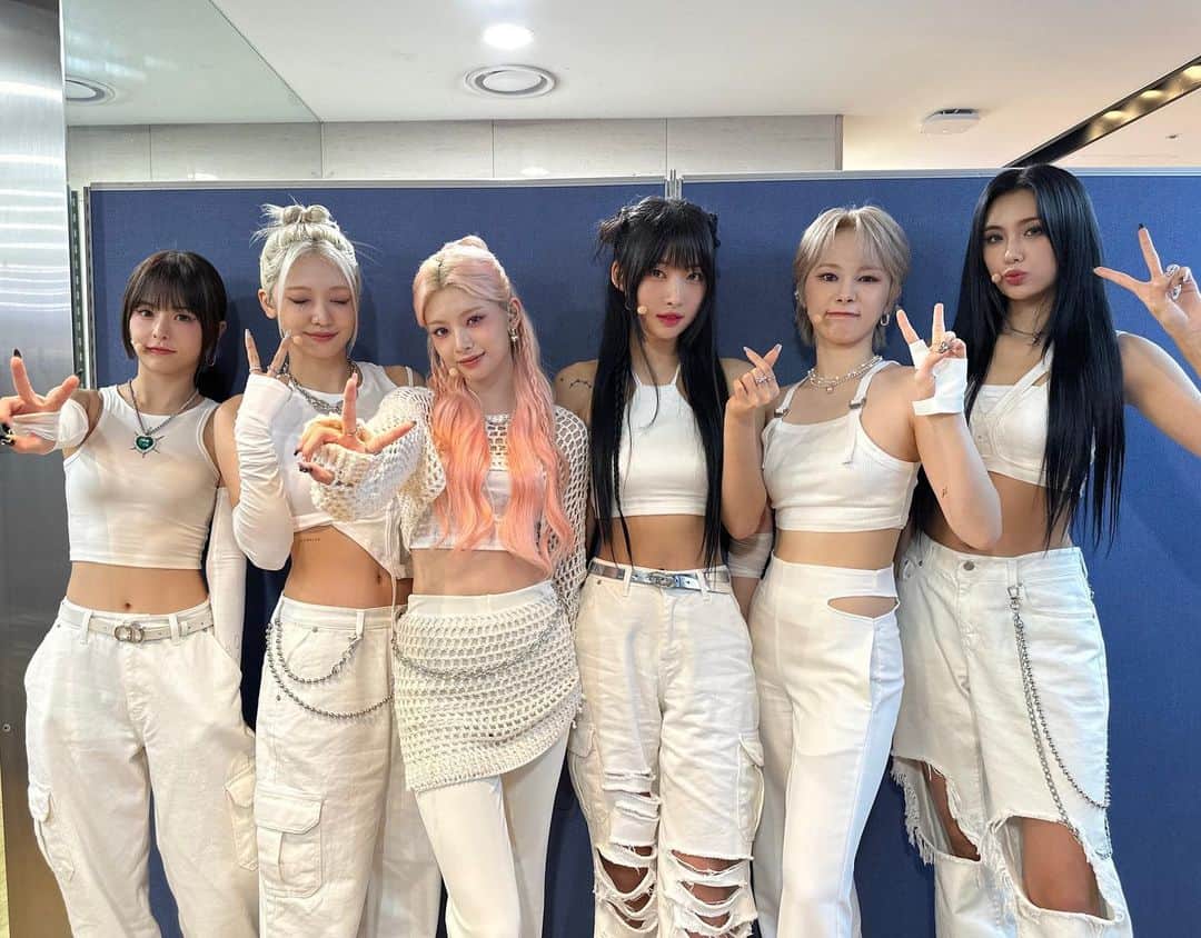 EVERGLOWのインスタグラム：「[📸EVERGLOW]  23.08.31 #엠카운트다운  [EVER발신]  포에버 나 에버글로우인데〰️  오늘 엠카 무대도 잘했으니까 사랑 잔뜩 담아서 칭찬 좀~😆💜  오후 03:21 보냄  Slay Slay We born to break the rules 🖤  #EVERGLOW #에버글로우 #ALL_MY_GIRLS #SLAY #이유 #시현 #미아 #온다 #아샤 #이런」