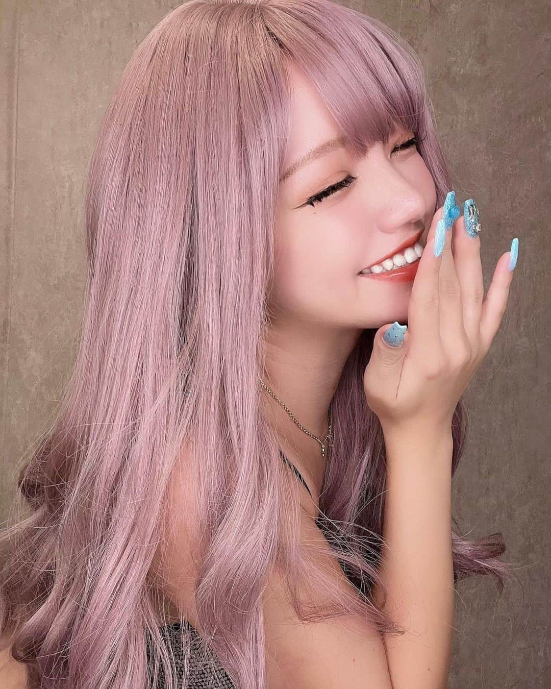 のインスタグラム：「いつもと違うわたし🩷🍭🦕 ㅤ ㅤ ㅤ ㅤㅤ ㅤ ㅤ ㅤ ㅤ ㅤ #ウィッグ #ピンクヘアー #コスプレ #ブルーネイル #ピンクカラー」