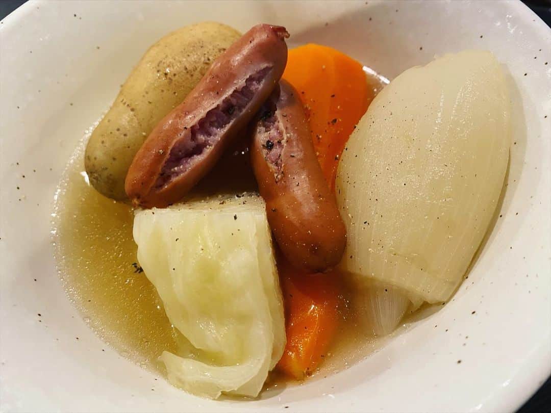 大谷雅恵のインスタグラム：「お仕事が終わって帰ったらご飯作って待っててくれてたー🥺  デザートに果物まで🍇✨  そしてバトンタッチして彼はお仕事へ行きました。  一緒の時間は少ないからこそ一緒に居れる時間を大切に過ごす。  嬉しい美味しいありがとう♡」