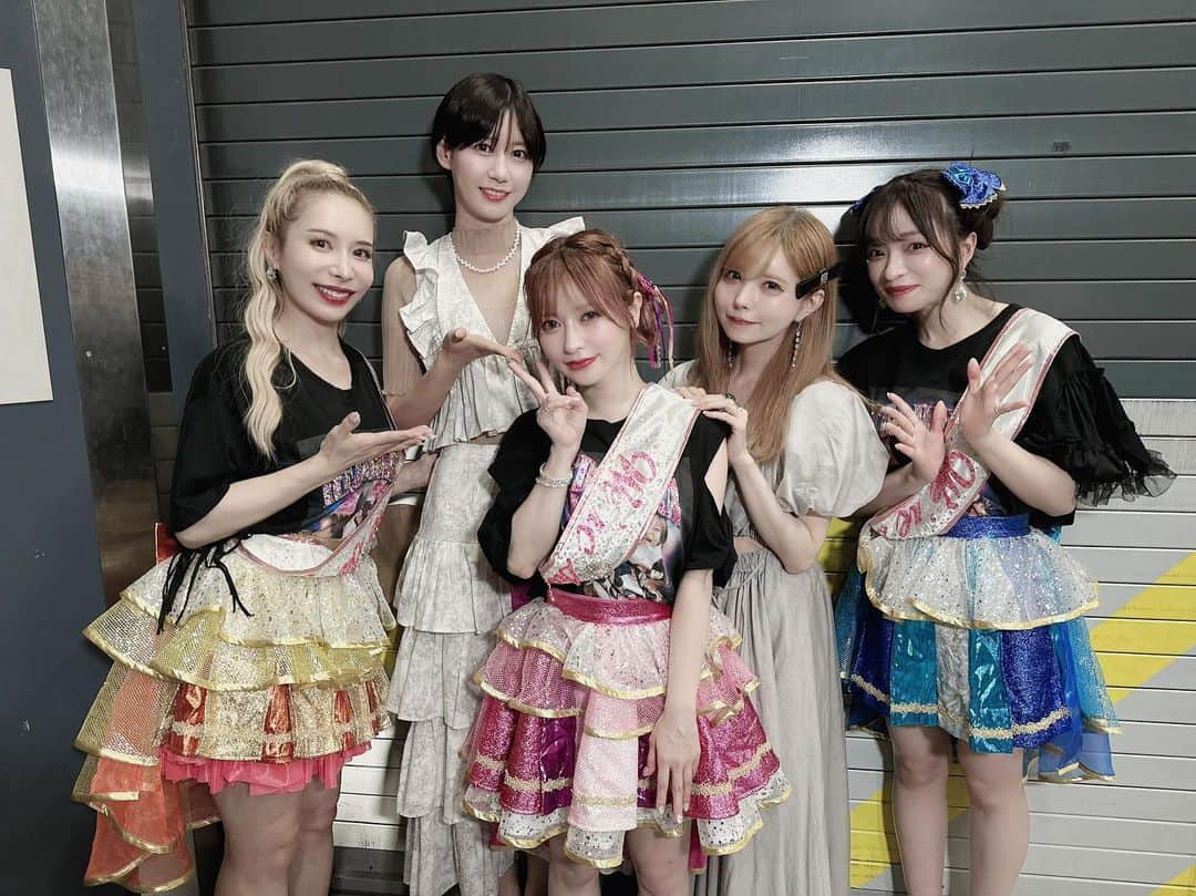 益若つばさのインスタグラム：「ゆきりぬと友達とヘラヘラ大好き姪っ子達とヘラヘラ三銃士のライブに行ってきたよ！ ⁡ YouTuberの方達のライブは初めて拝見したんだけど、サービス精神が旺盛で楽しかったよー！☺️🌈 ⁡ ⁡ クリエイターのみんなが自分達で案を出し合って作られてるんだろうなと感じる、スペシャルなライブでした。 ⁡ ⁡ サプライズでまりなちゃんの結婚発表も！！ 喜びと笑いと涙をみんなと共有できた超幸せ空間でした。 ⁡ ⁡ アベプラに出ていると「結婚」というワードが相手の人生の責任を背負うスーパー重たいだけの感覚になってた。😂笑 あっぶね。 ⁡ ⁡ 好きな人が隣にいて人生の苦楽を共にできるのは幸せなことなんだな。きっと。 幸せに向かう姿も、それを応援する友たちの姿も最高。 手書きのお手紙も最高。 ⁡ ⁡ と、ライブを楽しんだだけでなく、改めて人間くさい、忘れそうになってたことを沢山思い出させてくれた大切な日でした。 ⁡ ⁡ みんな可愛かったー。😮‍💨🤍 ⁡ まりなちゃん本当におめでとう🥳🤍🤍 今後もよろしくね🫶🏻 ⁡ ありしゃんとさおりんもはじめましてでした🫶🏻🤍また改めて会えたらいいなぁ。 ⁡ ⁡ ヘラヘラにしか歌えない歌詞が多すぎて笑ったなー。 ⁡ ⁡ YouTubeクリエイターのみなさんにはどんどん面白いことを叶えていってほしいです。 ⁡ ⁡ 声出せるって最高だなぁー！ ⁡ ⁡ 私も早くみんなに逢いたくなりました。🪽 #ヘラヘラ三銃士　#youtuber #livemusic」