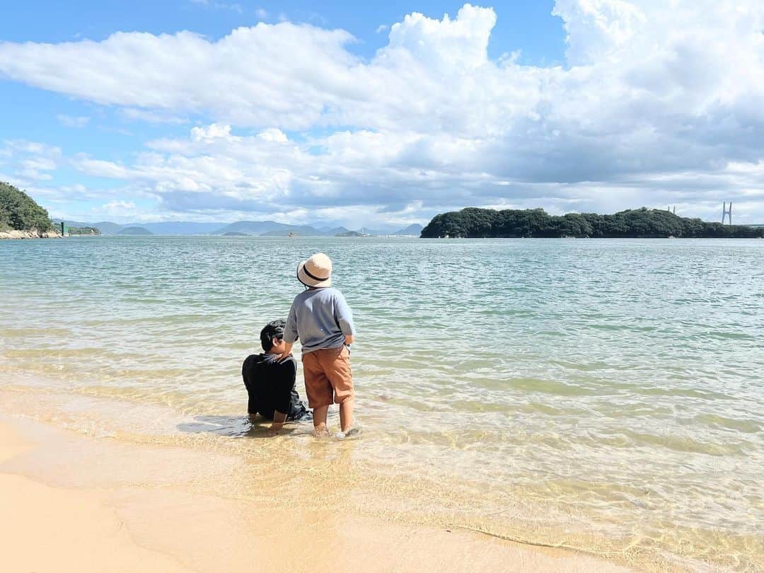 きなこのインスタグラム：「綺麗だった岡山倉敷の海⛱ 人があまり立ち入らないプライベートビーチだったので、生き物とシーグラスの宝庫だった…！ 珍しい昭和ガラスのシーグラスやシー陶器、シータイルも山ほどあって、生き物＆収集好き息子にとってパラダイスな海岸でした👼  この夏、温暖化や海面上昇の話を初めて聞いた息子。「日本がなくなっちゃったらどうしよう😱」と不安になってしまい、エコ意識高まりまくり。どうしたらCO2を減らせるか、海や山を守れるか、生き物を守れるかについてずっと考えていて、とーちゃんかーちゃんにNotエコな行動がないか毎日めちゃくちゃチェックされてます😂 生き物や自然を大切にする仕事や活動がしたいらしい🌿  #岡山 #倉敷 #瀬戸内海 #きなこのおでかけきろく #こどもとおでかけ #小学生 #小学生男子 #育児 #子育て #こどもと暮らす」