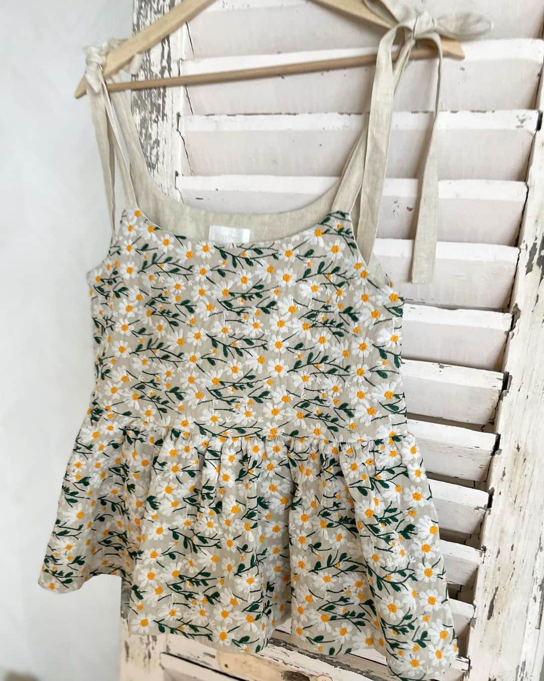 rinのインスタグラム：「⁡ ⁡ ⁡ 掛けてるだけで可愛い🌼 無地生地の切り替えも好きだわ。 ご予約は23:59まで⏳ ⁡ 後ほど暑そうな長袖コーデup しますね🫶 ⁡ @baybeeonline_  ⁡ ⁡ ⁡ ⁡ ⁡ ⁡ ⁡ ⁡ ⁡ ⁡ ⁡ #baybee#glowplus#fashion#coordinate#コーデ#ファッション#大人カジュアル#ママコーデ#40代コーデ#40代ファッション#カジュアルコーデ」