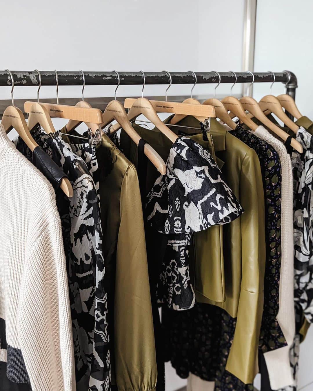 のインスタグラム：「An autumn colour palette we can all appreciate🖤 (📸: @frenchconnectionus).」