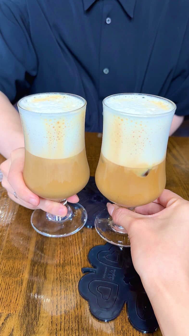 のインスタグラム：「🧊天空から豪快に注ぐアイスカフェラテ🧊 ㅤㅤㅤㅤㅤㅤㅤㅤㅤㅤㅤㅤㅤ 浅草にあるしゃんさんの 「アイスカフェラテ」600円  浅草駅から徒歩10分ほどのところにあるしゃんさんは、昭和50年創業の自家焙煎珈琲が名物の老舗喫茶店！ ㅤㅤㅤㅤㅤㅤㅤㅤㅤㅤㅤㅤㅤ 今回はアイスカフェラテを注文☕️🍼 ㅤㅤㅤㅤㅤㅤㅤㅤㅤㅤㅤㅤㅤ ここのアイスカフェラテは高いところからどばっと豪快にミルクを注ぐパフォーマンス付き！ ㅤㅤㅤㅤㅤㅤㅤㅤㅤㅤㅤㅤㅤ 高い位置から泡立てたミルクを注ぐことでそのふわふわ感がさらに強まり、クリーミーで優しい口当たりに変化してくれるそう！ ㅤㅤㅤㅤㅤㅤㅤㅤㅤㅤㅤㅤㅤ まず上のミルクだけを3cmほど飲んで、その味わいを楽しんだ後、追加してくれたミルクとコーヒーを混ぜ合わせるように飲むのがこのカフェラテの飲み方らしいです！ ㅤㅤㅤㅤㅤㅤㅤㅤㅤㅤㅤㅤㅤ 豪快に注いでいるのになぜかこぼれないパフォーマンスが面白いだけじゃなく、カフェラテの味自体もかなりおいしくて大満足のカフェタイムが過ごせました🤤🤤 ㅤㅤㅤㅤㅤㅤㅤㅤㅤㅤㅤㅤㅤ 駅からは少し離れたところにお店があるけど、浅草観光の際にはぜひ一度ここ行ってみてほしい！ ㅤㅤㅤㅤㅤㅤㅤㅤㅤㅤㅤㅤㅤ おすすめ！！  —————————————— 📍東京都台東区浅草4丁目36-2 ⏰8:00〜15:00 🛌水曜定休日 🚃浅草駅から徒歩10分 —————————————— #東京グルメ #浅草カフェ #浅草グルメ #浅草カフェ #しゃん #喫茶店 #カフェラテ #coffee #tokyo #japan  ㅤㅤㅤㅤㅤㅤㅤㅤㅤㅤㅤㅤ #東京観光 #東京旅行 #東京 #浅草 #asakusa #浅草食べ歩き #カフェ巡り #カフェ好きな人と繋がりたい #ごはん記録 #japantravel #japantrip #instafood #japanesefood  ㅤㅤㅤㅤㅤㅤㅤㅤㅤㅤㅤㅤㅤ」