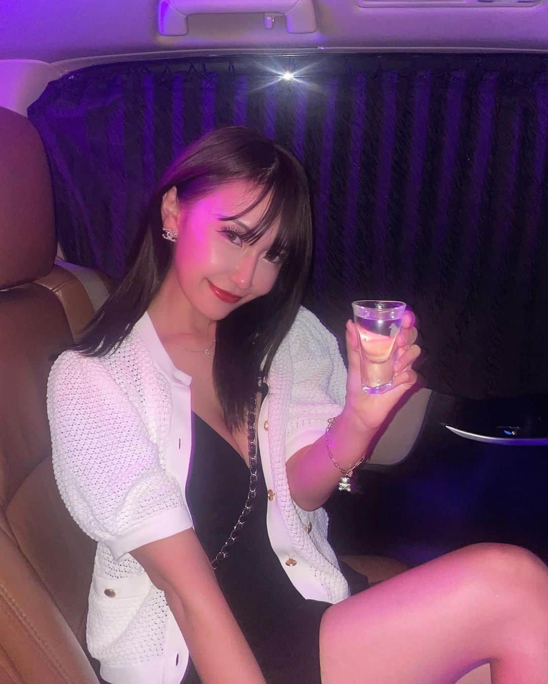明璃奈さんのインスタグラム写真 - (明璃奈Instagram)「乗ったタクシーがテキーラタクシーだった…🚕 日本じゃあり得ないのが面白い🤣  tequila taxi ＼＼\٩(๑`^´๑)۶//／／」9月1日 6時47分 - __arina.3