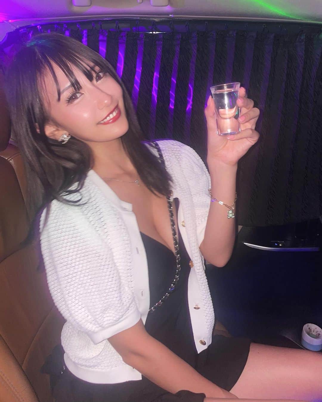 明璃奈さんのインスタグラム写真 - (明璃奈Instagram)「乗ったタクシーがテキーラタクシーだった…🚕 日本じゃあり得ないのが面白い🤣  tequila taxi ＼＼\٩(๑`^´๑)۶//／／」9月1日 6時47分 - __arina.3