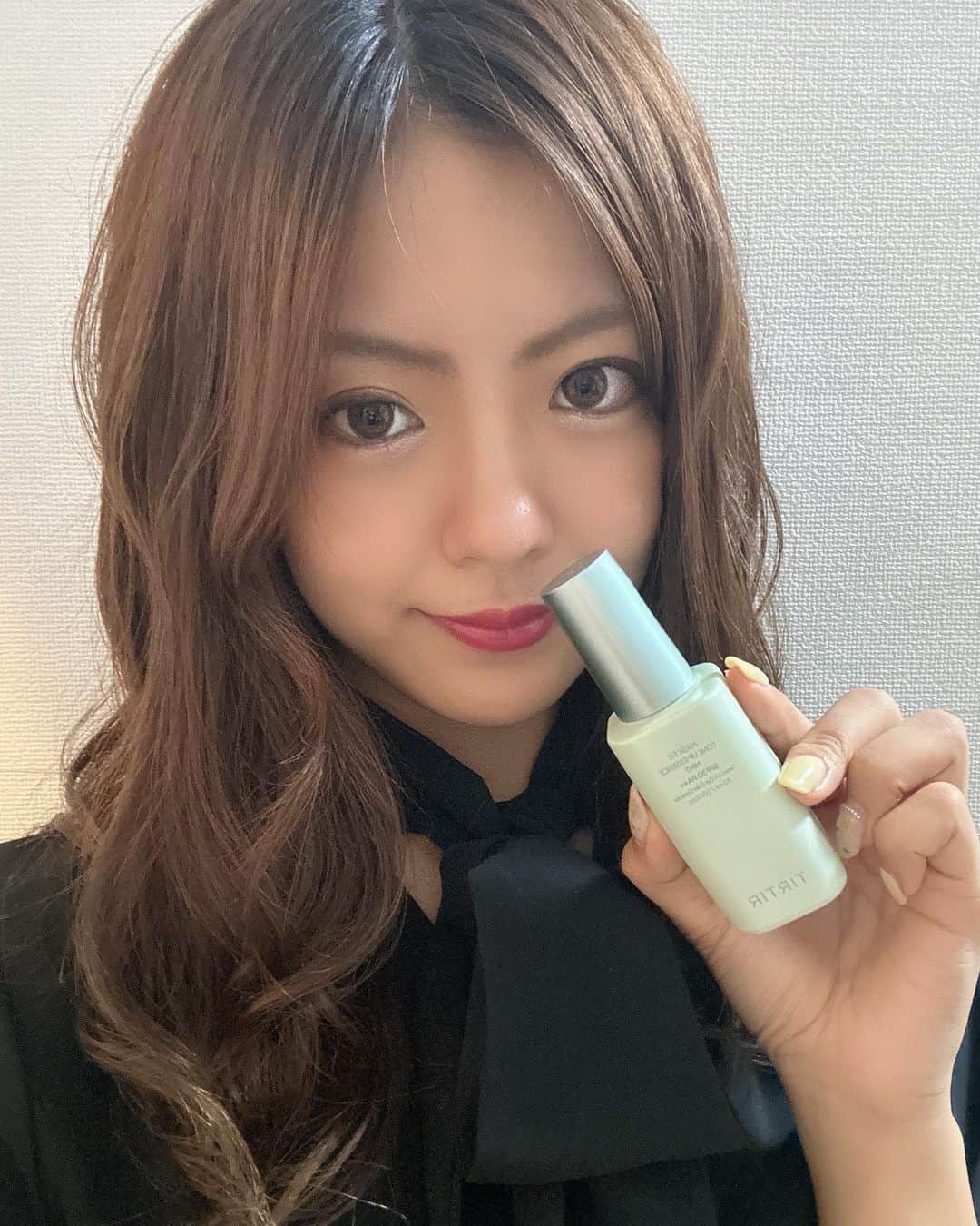 ぺんぺんのインスタグラム：「⁡ ⁡ ⁡ ⁡ ⁡ TIRTIRの大人気商品だった トーンアップエッセンスから 色んな人の肌悩みに合わせて 2色が追加発売されました😳❤️ ラベンダー or ミント ⁡ ⁡ ⁡ 🟢ミント🟢 水分ベースにグリーントーンの鎮静パウダーを加え、 色とりどりに赤くなった肌を補正する ミントトーンアップエッセンス ⁡ ⁡ みずみずしくさらっと伸びる テクスチャーで最高に使いやすい😀 ⁡ ⁡ #TIRTIR #PR #トーンアップエッセンス #化粧下地 #カラーベース #グリーントーンアップ #トーンアップサンエッセンス #トーンアップベース  #メイクベース」
