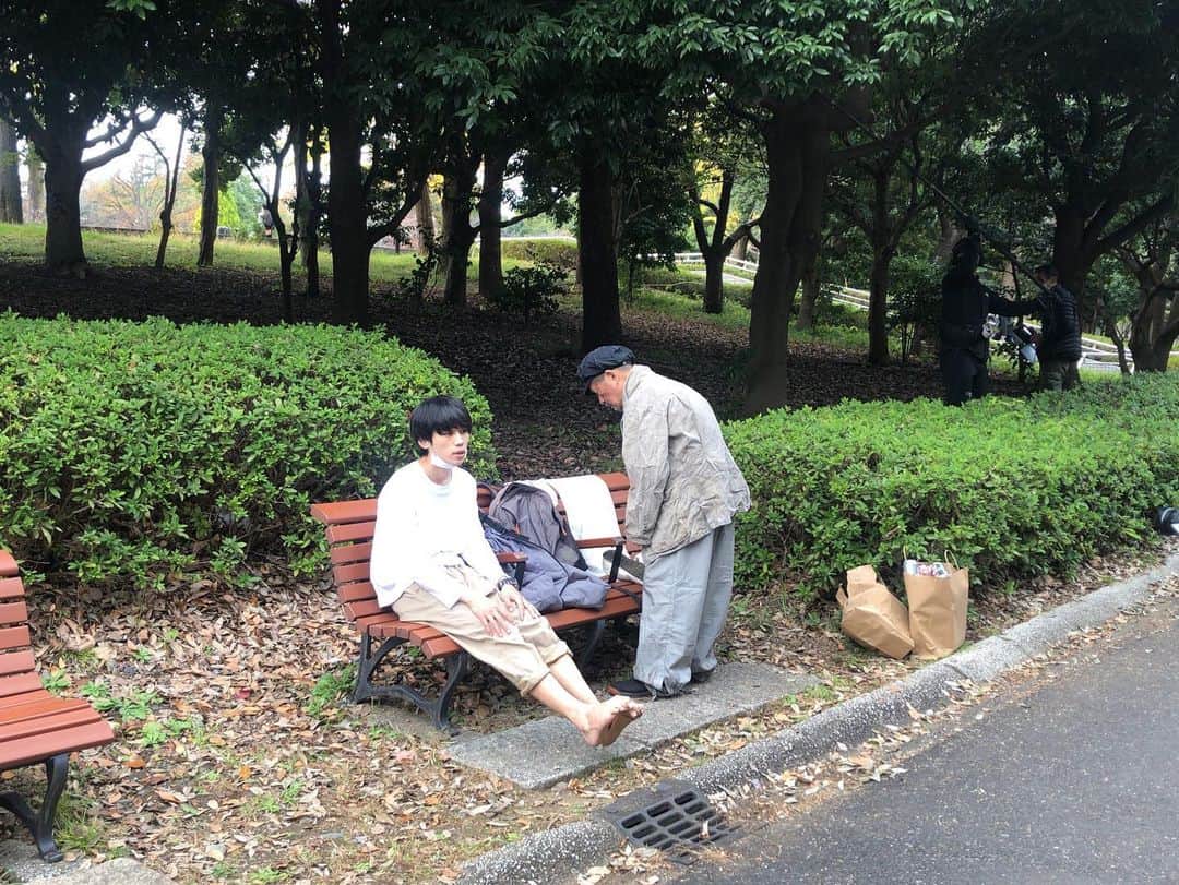 兼次要那のインスタグラム：「☺︎ 【お知らせ】 本日より 僕が主演を務めました映画 #a20153の青春 が Amazonプライムにて配信されます  初主演、初めてのことばかりで 悔しい思いもたくさんしました。 役者として、人として、 たくさん自分と向き合った撮影期間は とても濃い時間でした。  大切な作品です。  これ足の裏にガムテープ貼ってる👀」