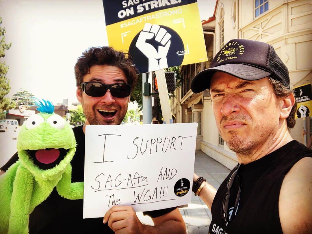 マイケル・トレイナーのインスタグラム：「The Puppets and The Prolelariat unite against #TheYachtingClass!  #FairDeal #UnionStrong #WGAStrong #SAGAFTRAStrong」