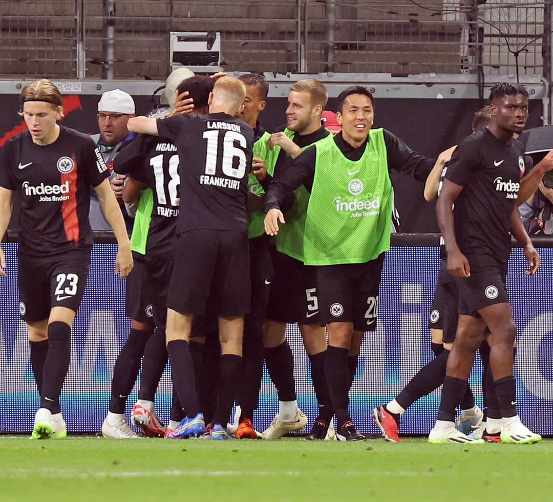 セバスティアン・ローデのインスタグラム：「Sauber, Jungs! Weiter geht unsere Reise durch Europa! 🦅🇪🇺 #SGE」