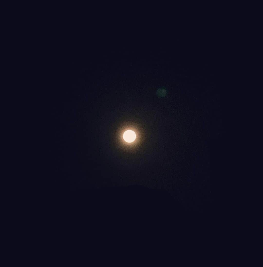 井上侑のインスタグラム：「スーパーブルームーン 夜は雲に隠れて見えませんでしたが 4:00頃ミルクで起きた赤ちゃんと見上げた まんまるお月様  私はスマホでなかなかうまく撮れずでしたが… 阿部薫さん @kaoru_abe_0111  が投稿されていたお月様のお写真に月まで連れて行っていただきました☺️ 幻想的でなんと素敵なお月様… https://www.instagram.com/p/CwnAlYSxUV4/?igshid=MWZjMTM2ODFkZg==  9月のスタート、お月様のおかげか ワサワサしがちな心がストンと居場所に落ち着いたような朝🌿  滞ってしまっていたあれこれ、ひとつひとつ、始めようと思います🚶  おはよっおはようございますっ  #初めてのお月見　 #superbluemoon」
