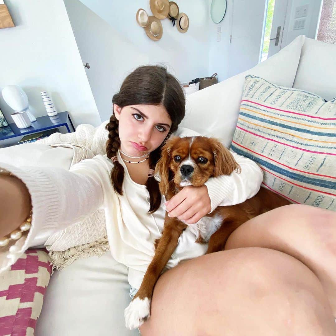 Ilana Wilesのインスタグラム：「I am getting so many messages from people telling me that Mazzy looks like Sunny Sandler (Adam Sandler’s daughter), who plays Stacey Friedman in You Are So Not Going to My Bat Mitzvah. We watched it this week and LOVED it, totally see the resemblance, but I have to say, I am so glad Mazzy did not have nearly as high expectations as Stacey for her big day. At the time, I complained that Mazzy wasn’t giving me enough input and was too apathetic about it, but OMG it would have been SO MUCH WORSE if she had been dreaming of this crazy over the top blowout with every detail mapped out since kindergarten and Dua Lipa performing 😂😅 Thank you Mazzy for the low expectations! Also, knowing what we paid for Mazzy’s party, which was nowhere near as grand as what they showed in the movie, I’m going to guess they blew the whole movie budget on those party scenes! I still have a post half written about all Mazzy’s party details and the professional photos that I never published, because I found the whole experience so emotionally overwhelming and there was too much to share at the time. Are you guys still interested? If so, maybe enough distance has passed that I can finish writing it!」