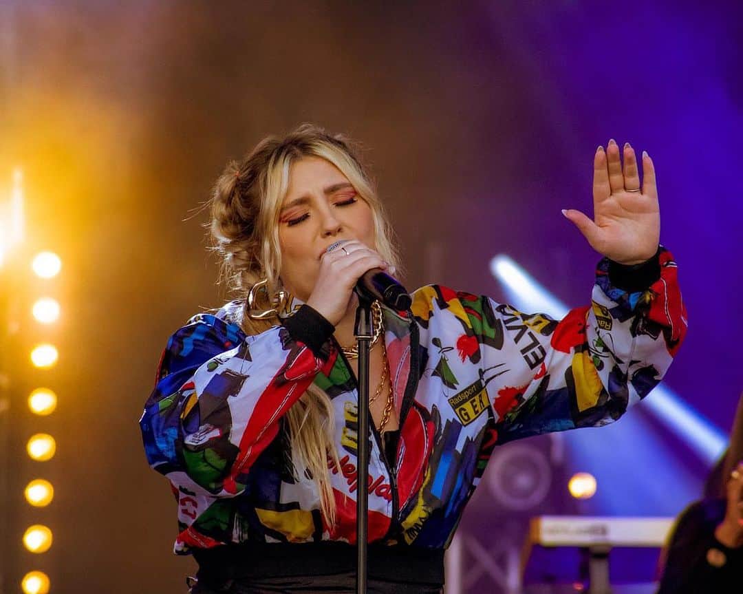のインスタグラム：「To each & every one of my fans … I love you all & I can’t wait to write some more records for us all to sing along too next summer!!! ♥️🙏🏼. E. X」
