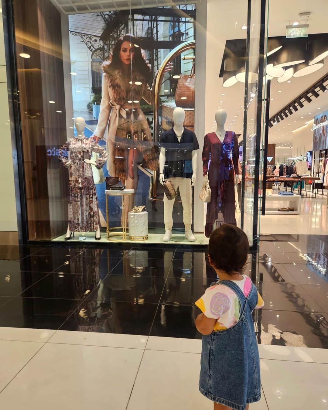 のインスタグラム：「Esos ojos con los que tú me miras, cuanta luz dan a mi vida ♥️   Mamá poeta enamorada 🤪🤩💖」